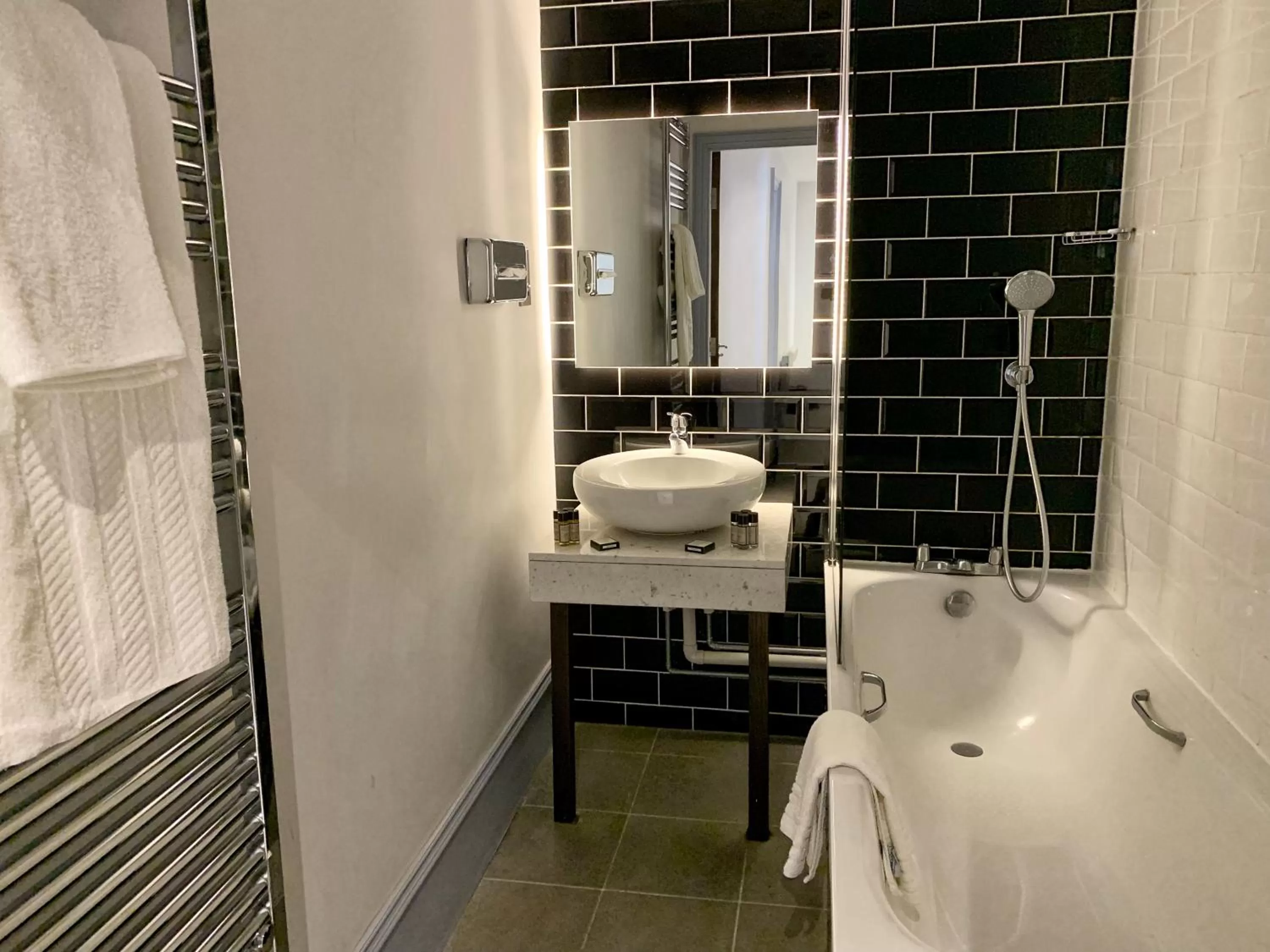 Shower in Cairn Hotel & Apartments