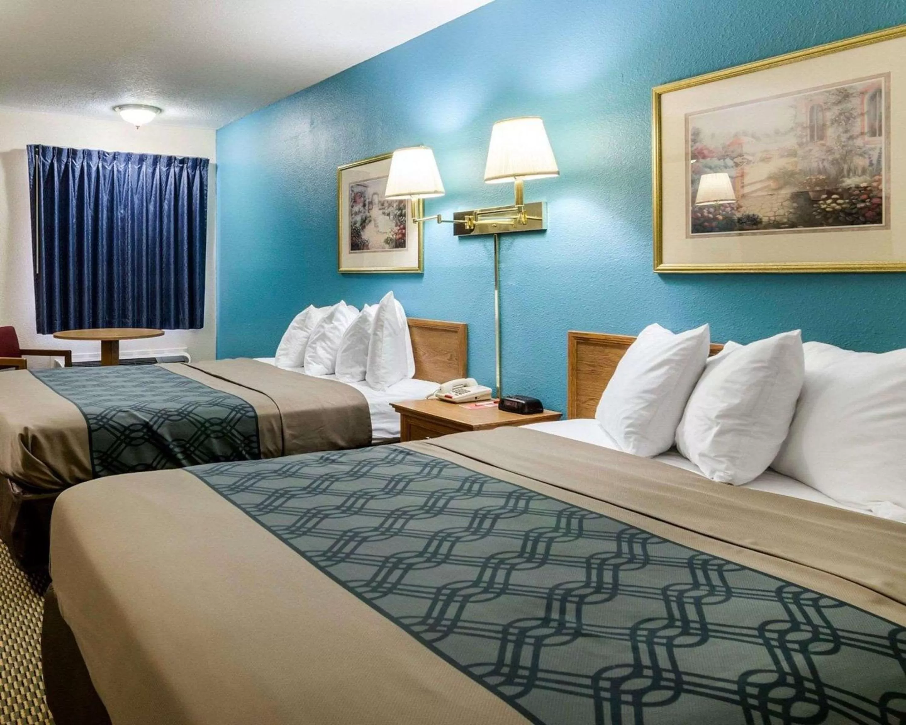 Bedroom, Bed in Econo Lodge Lawrence near University