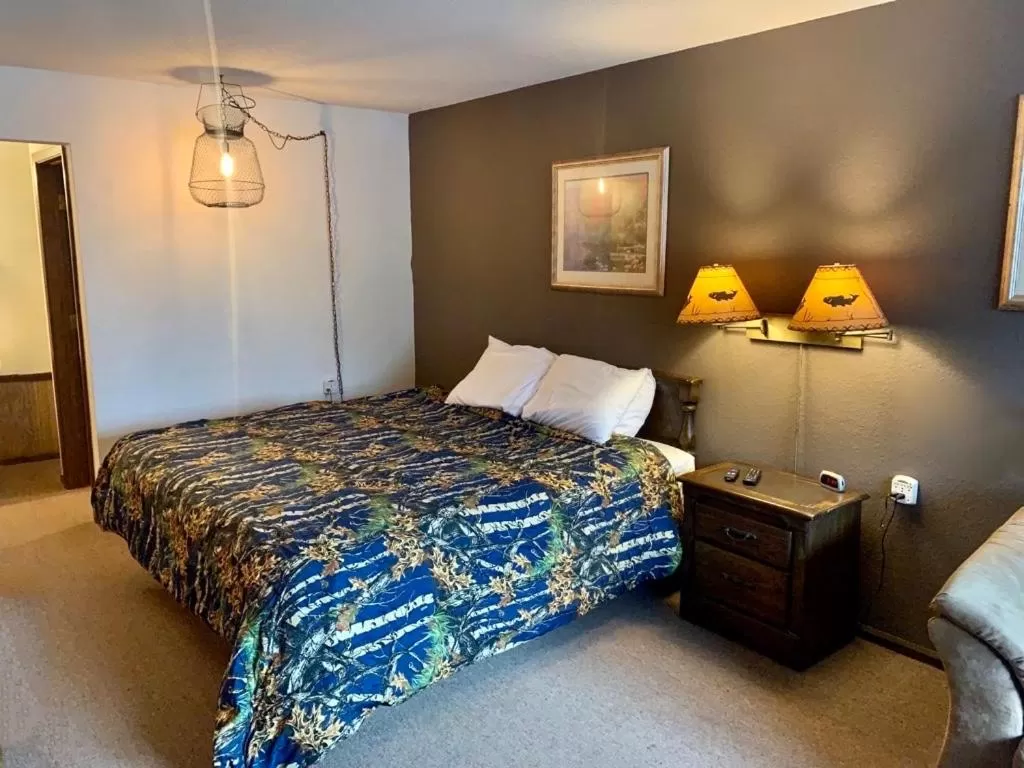 Photo of the whole room, Bed in Hidden Lake Resort