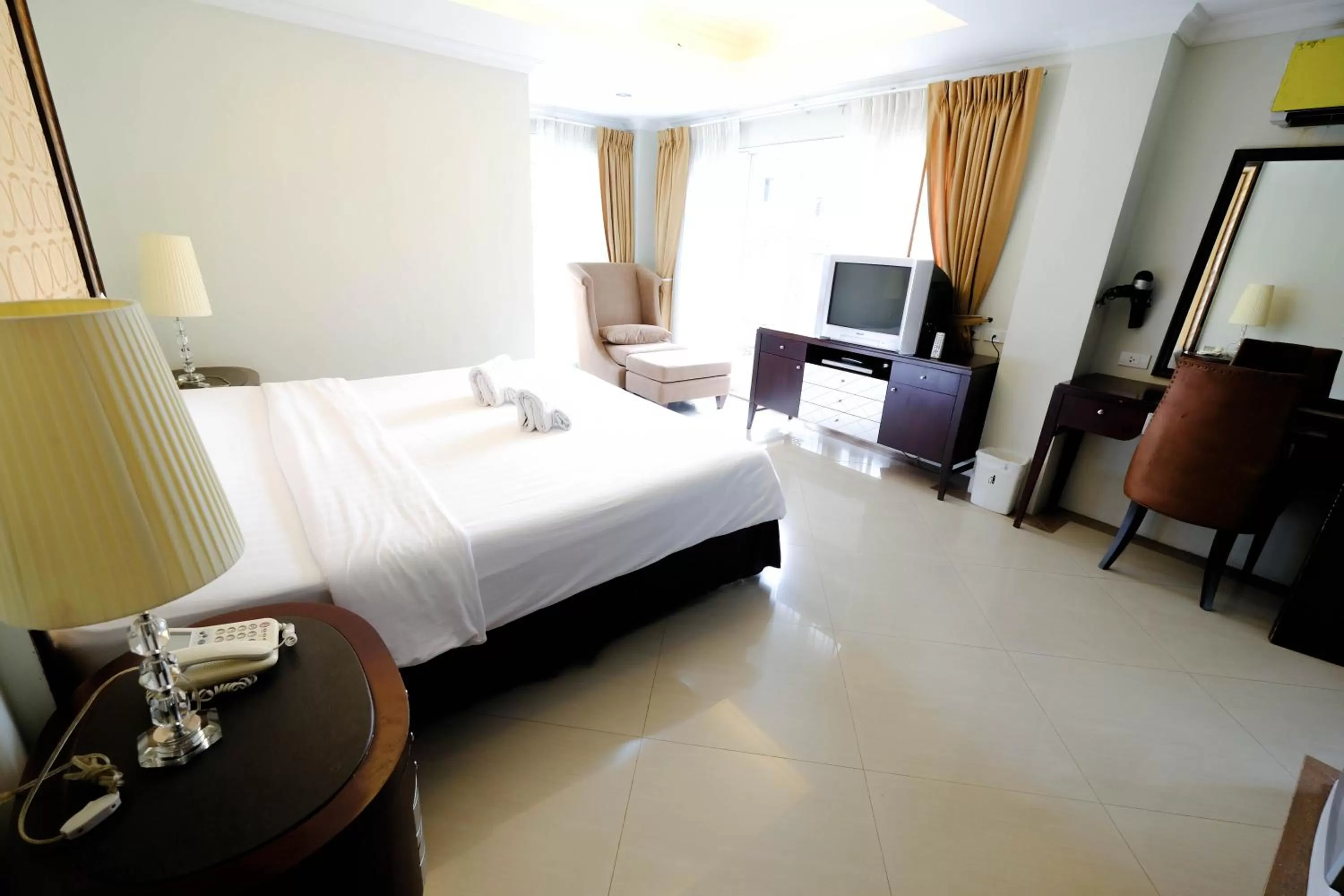 Photo of the whole room, Bed in LK Metropole (Junior Wing)