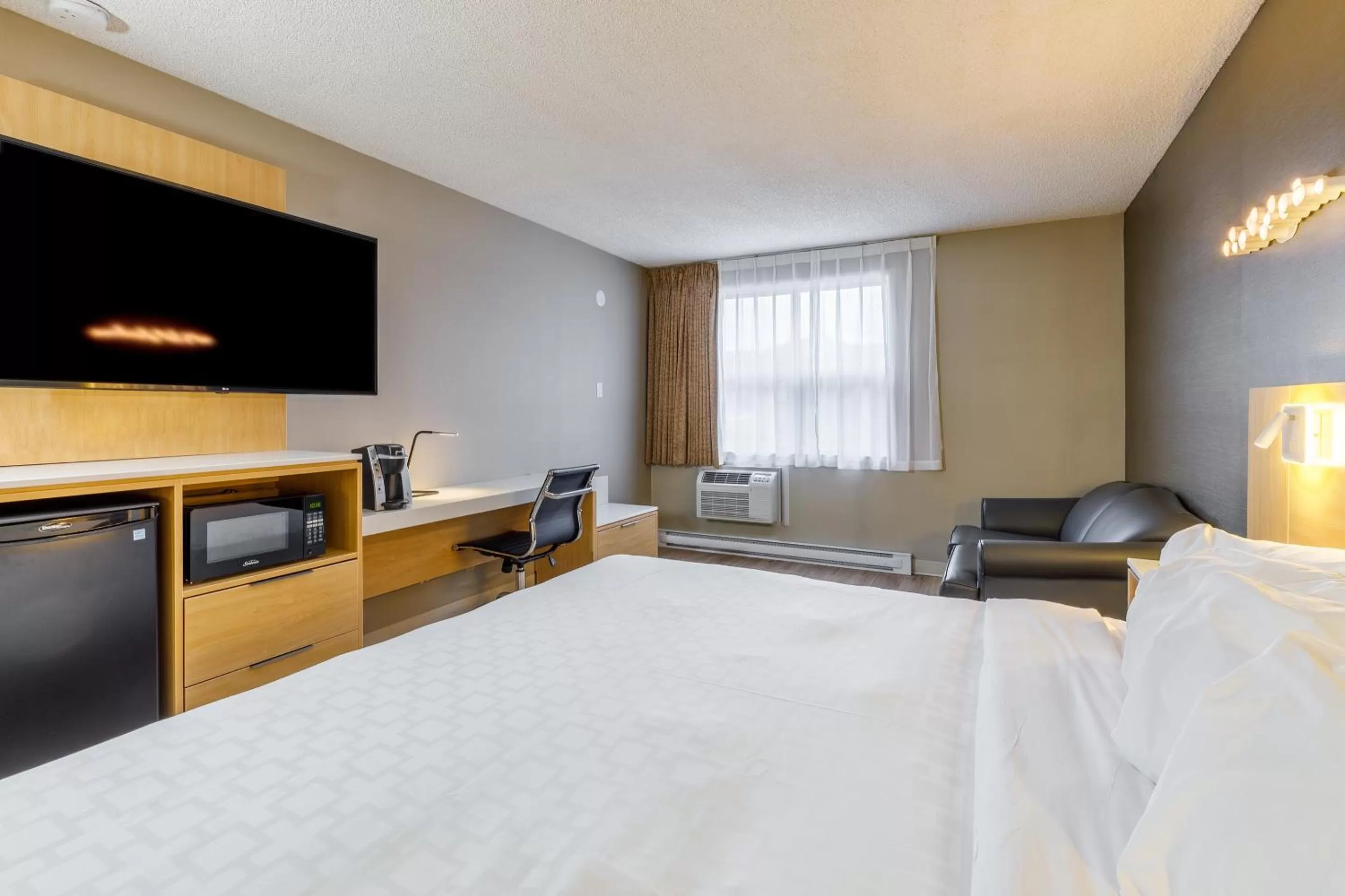 TV and multimedia, Bed in Clarion Pointe Quebec Airport