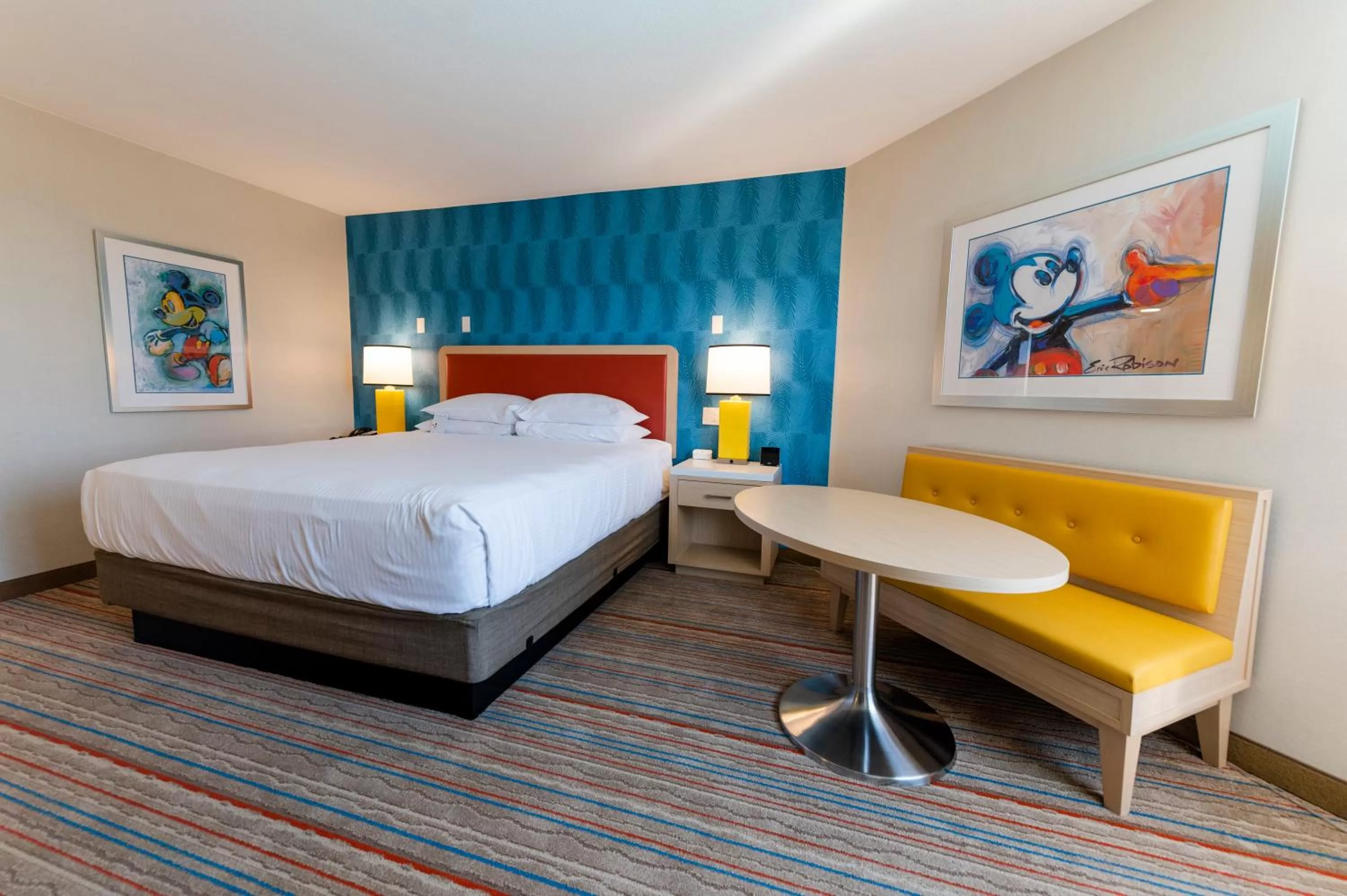 Bed in Howard Johnson by Wyndham Anaheim Hotel and Water Playground