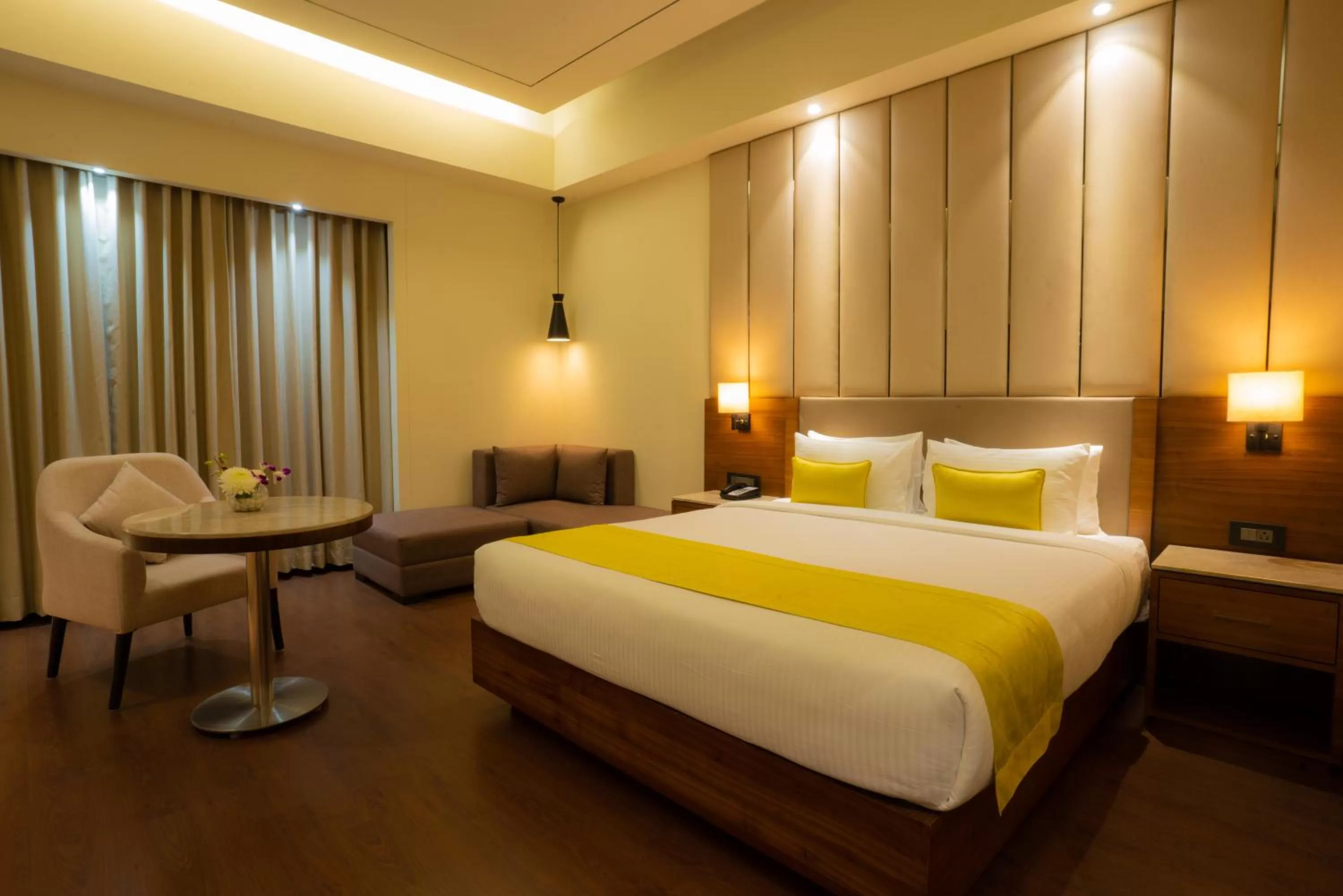 Photo of the whole room, Bed in Ratnamouli Palace