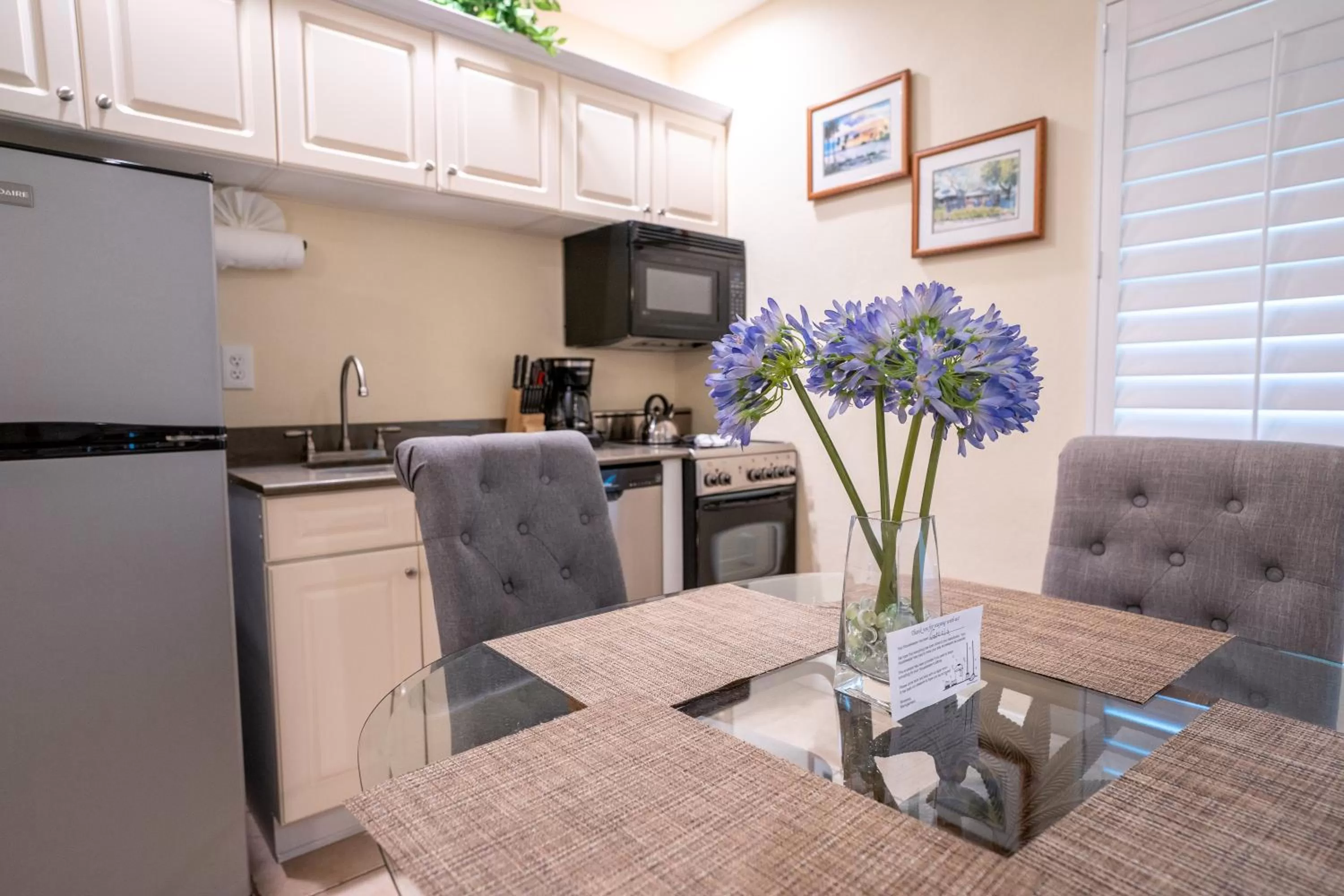 Kitchen or kitchenette in The Capri at Siesta