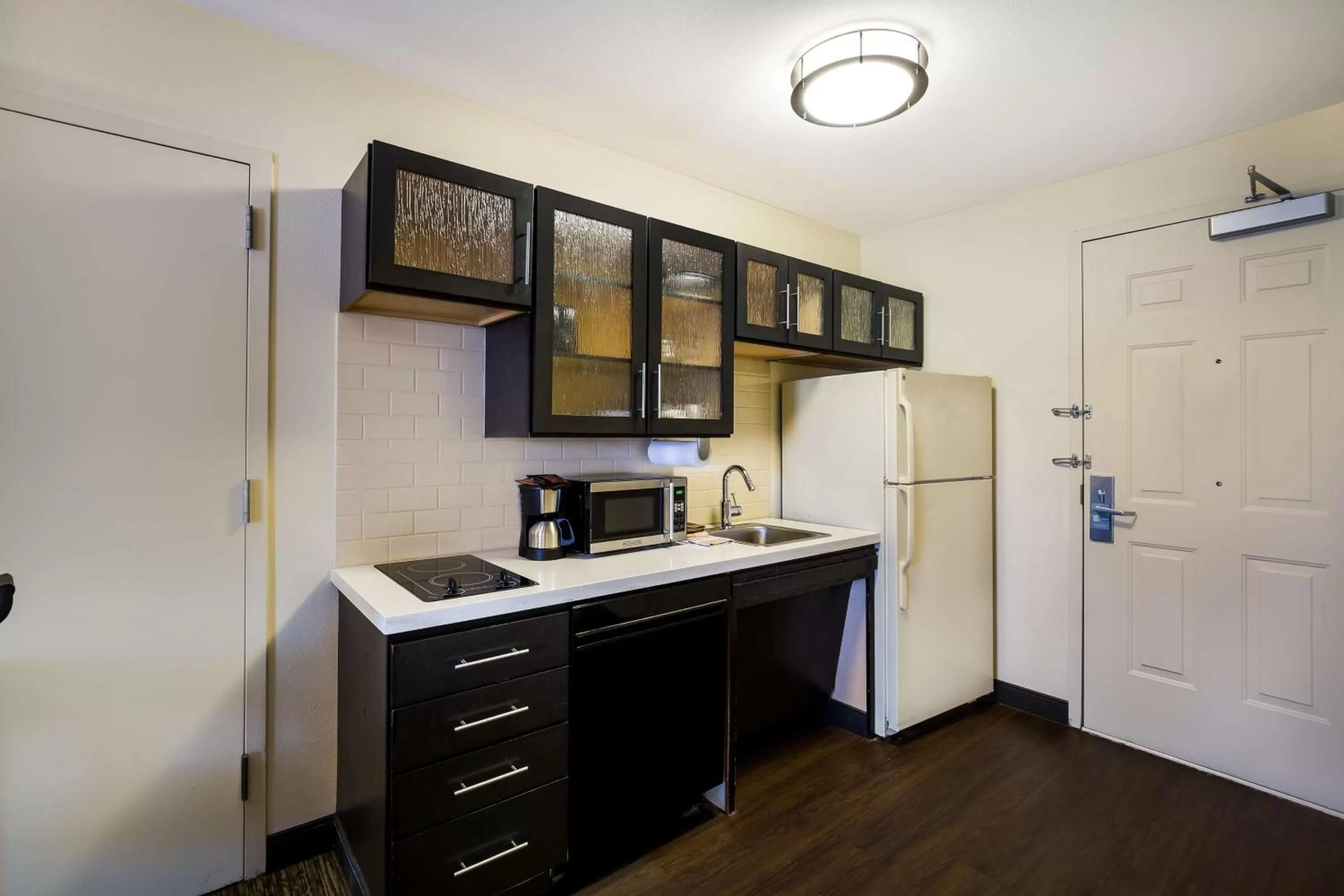 Kitchen or kitchenette in Sonesta Simply Suites St Louis Earth City