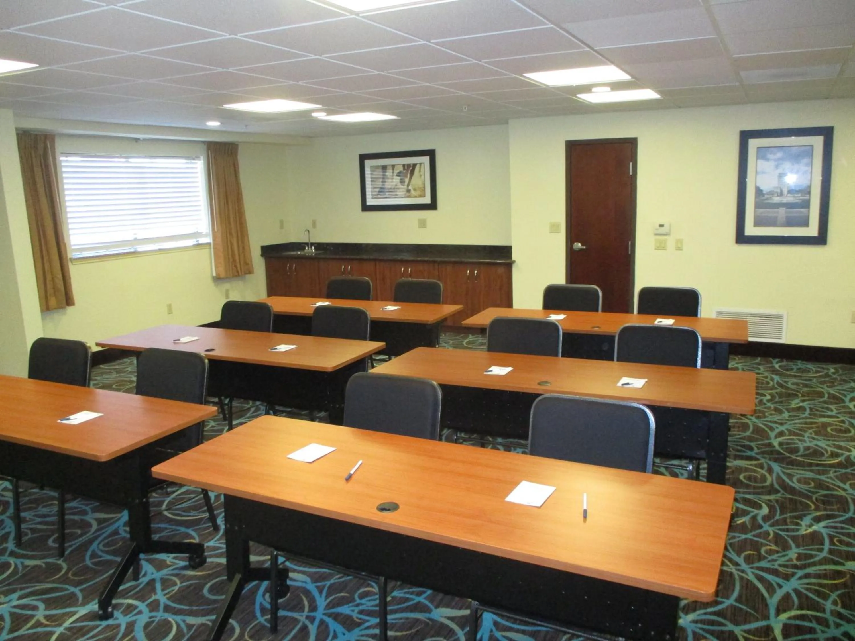 Meeting/conference room in Days Inn & Suites by Wyndham Sam Houston Tollway