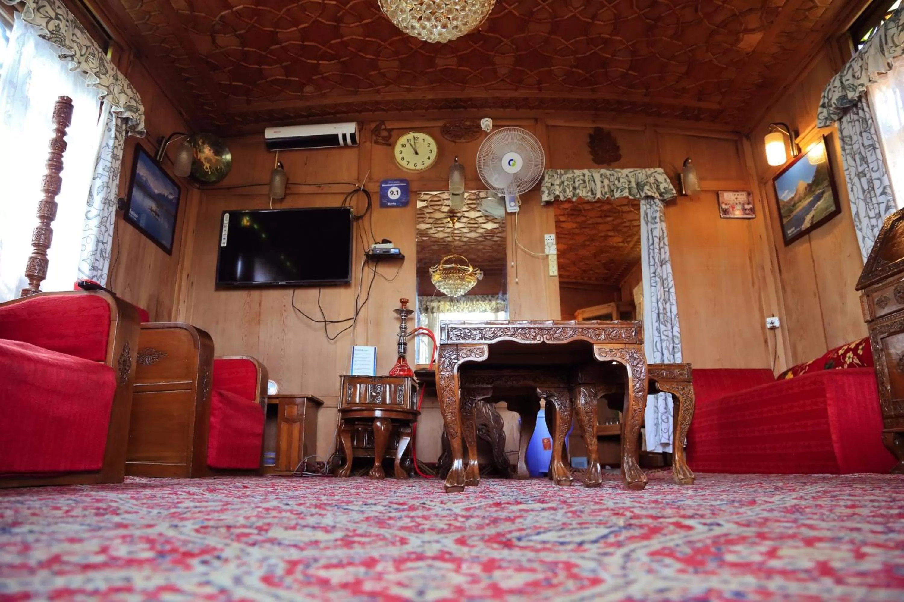 Living room in Houseboat Zaindari Palace