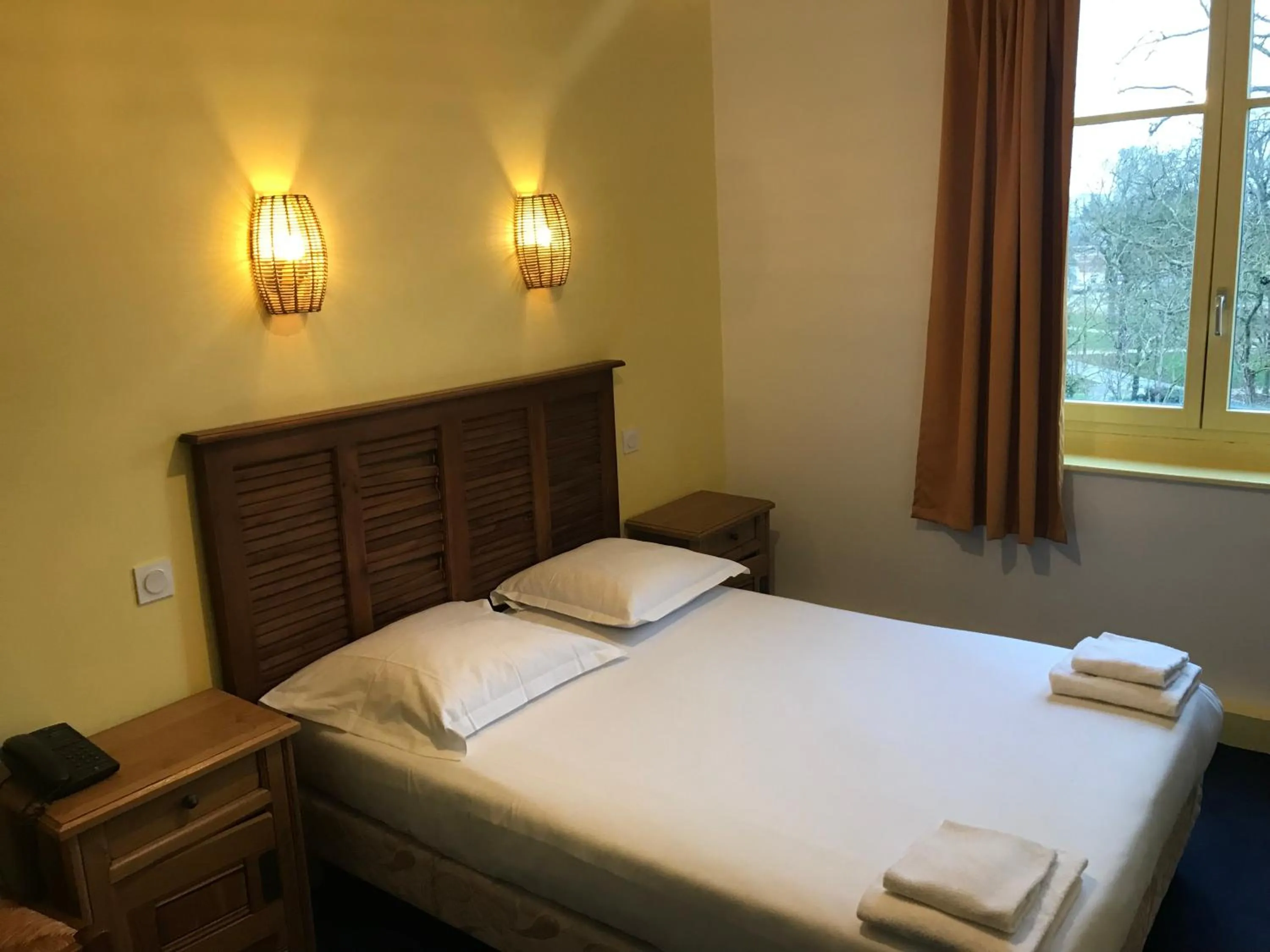 Bed in Hotel Couleurs Sud Centre-ville Gare Charleville-Mézières