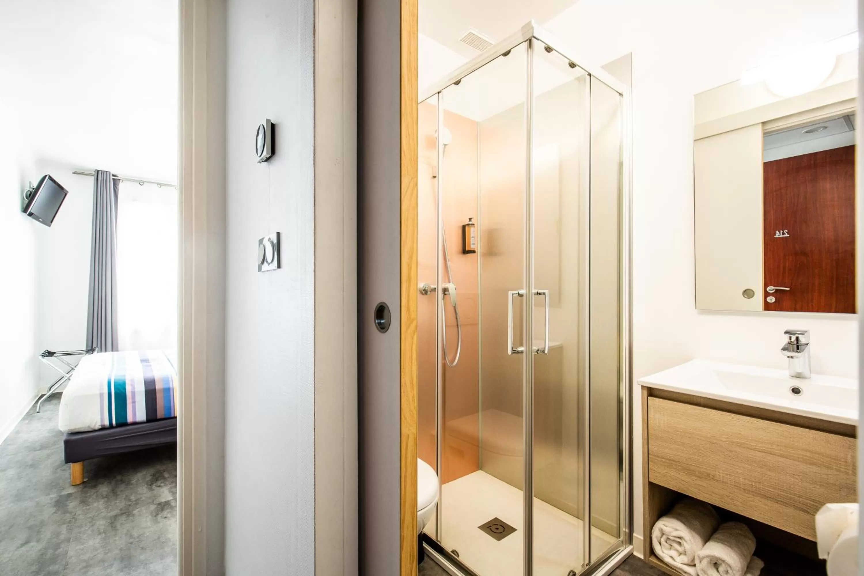 Shower in Hôtel PB - Paris-Barcelone