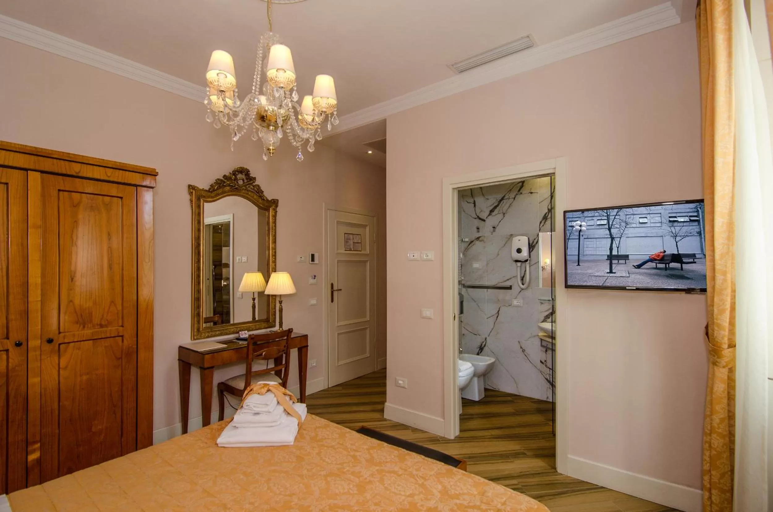 Photo of the whole room, Bed in Lucca in Azzurro Maison de Charme