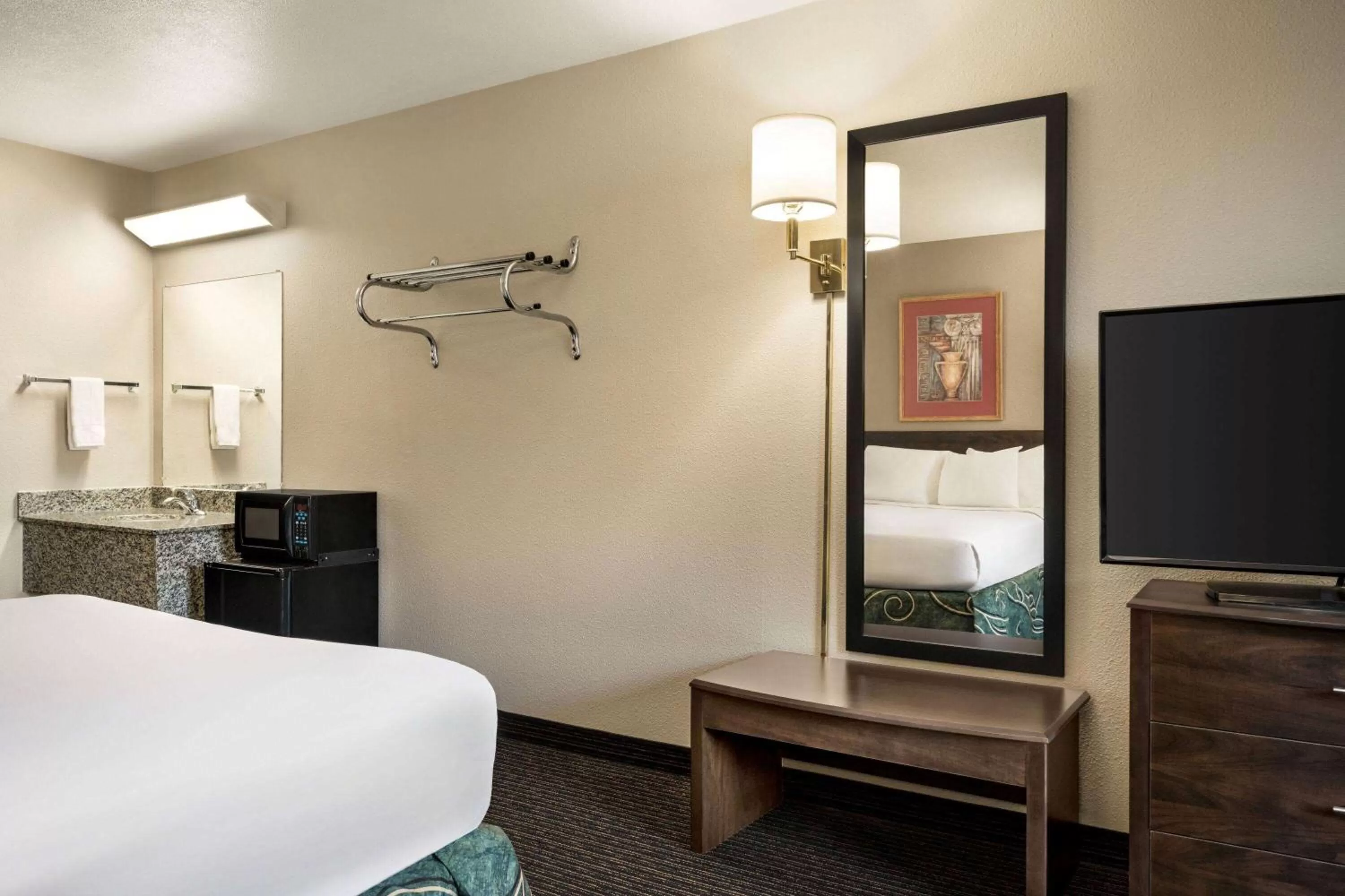 Photo of the whole room, Bed in Travelodge by Wyndham Yuma