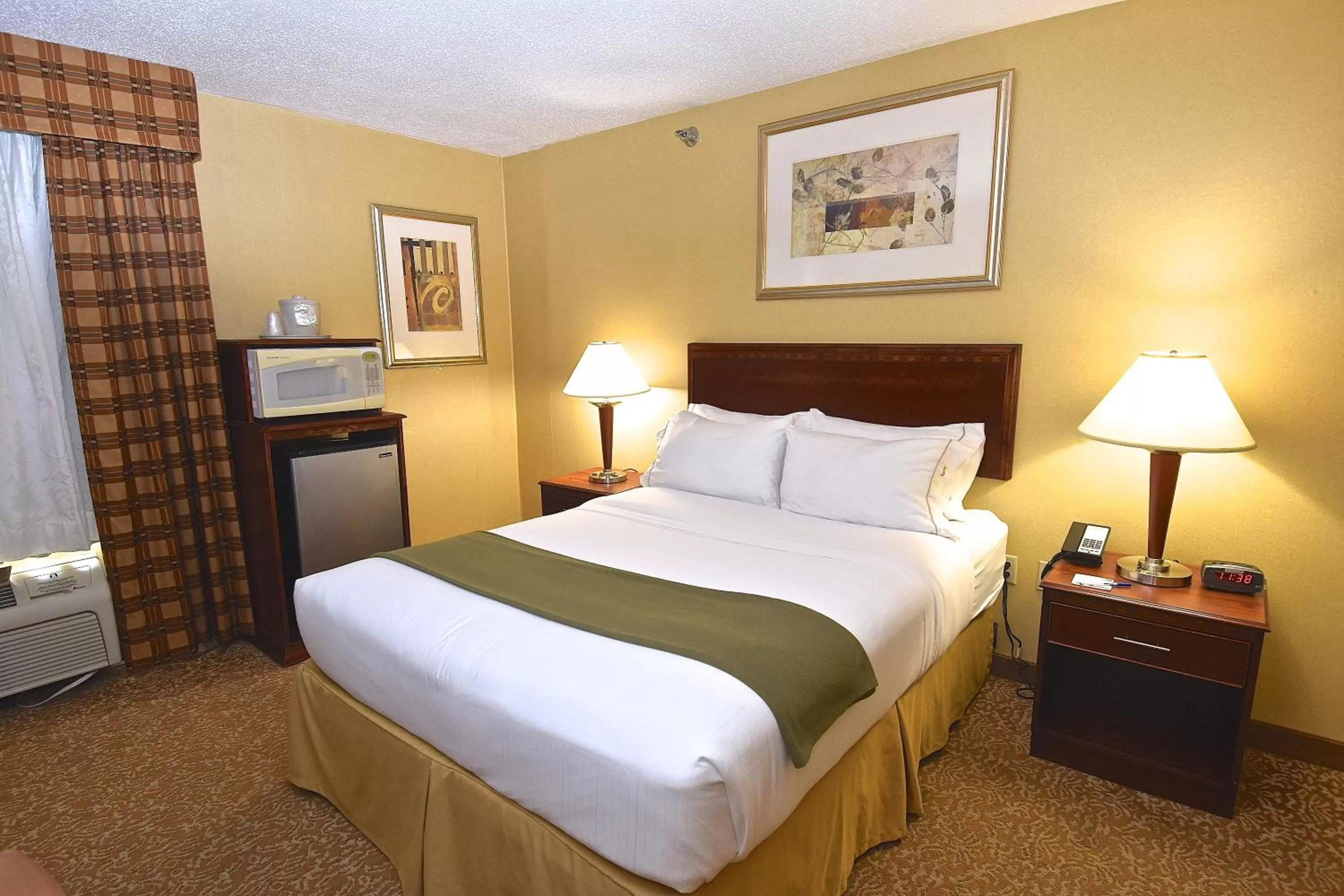 Photo of the whole room, Bed in Holiday Inn Express Hotel & Suites Fenton/I-44 by IHG