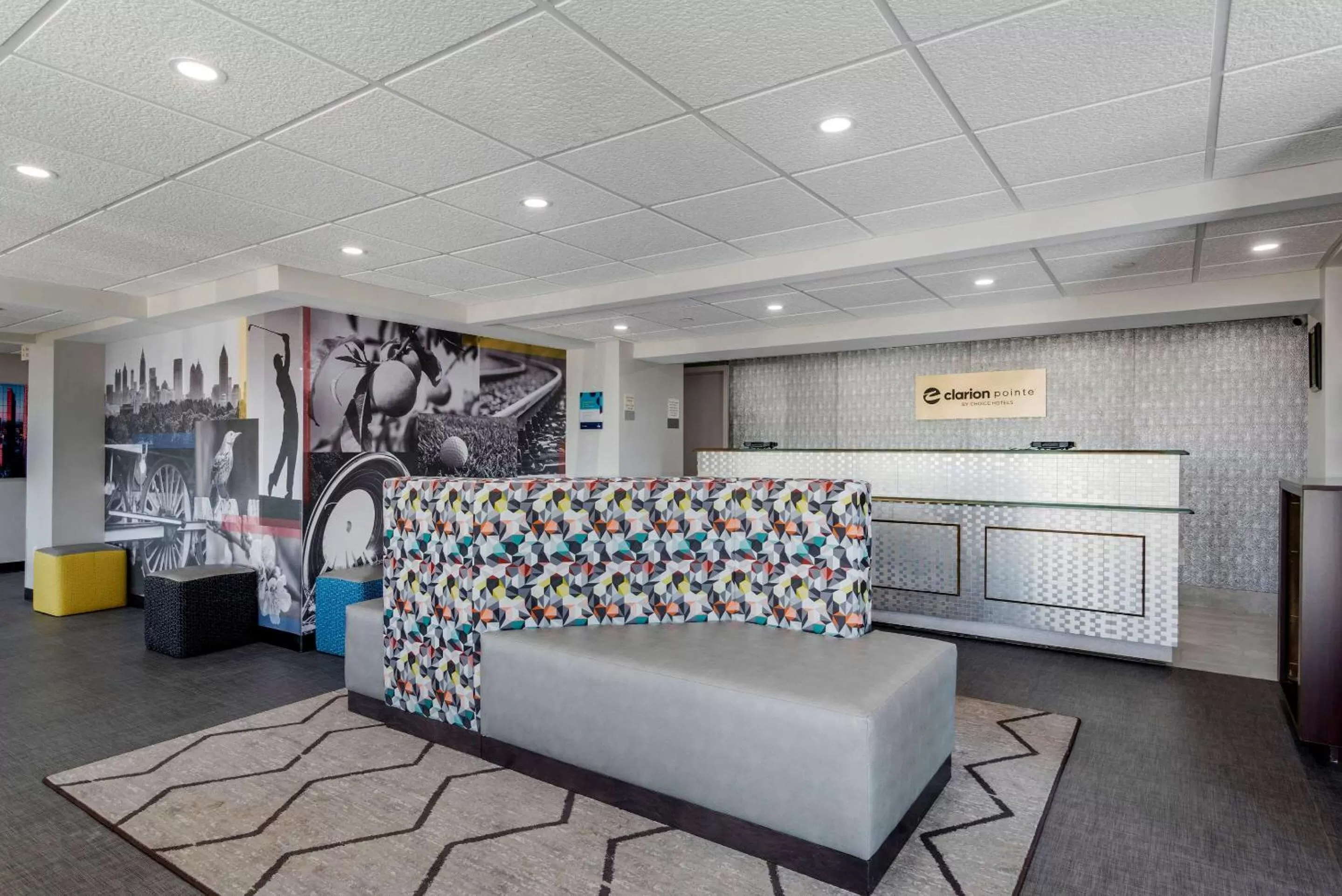 Lobby or reception in Clarion Pointe McDonough