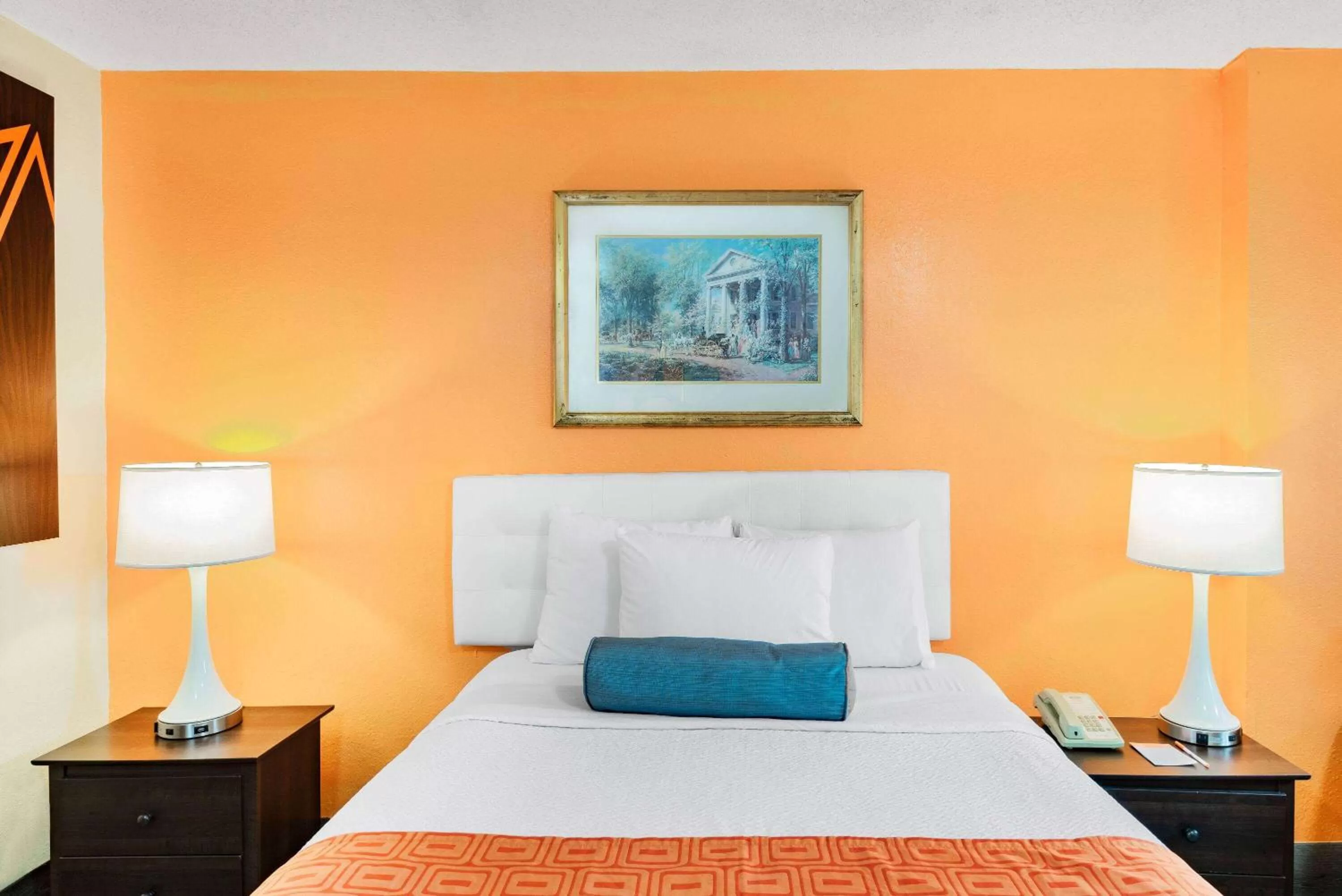 Photo of the whole room, Bed in Howard Johnson by Wyndham Staunton