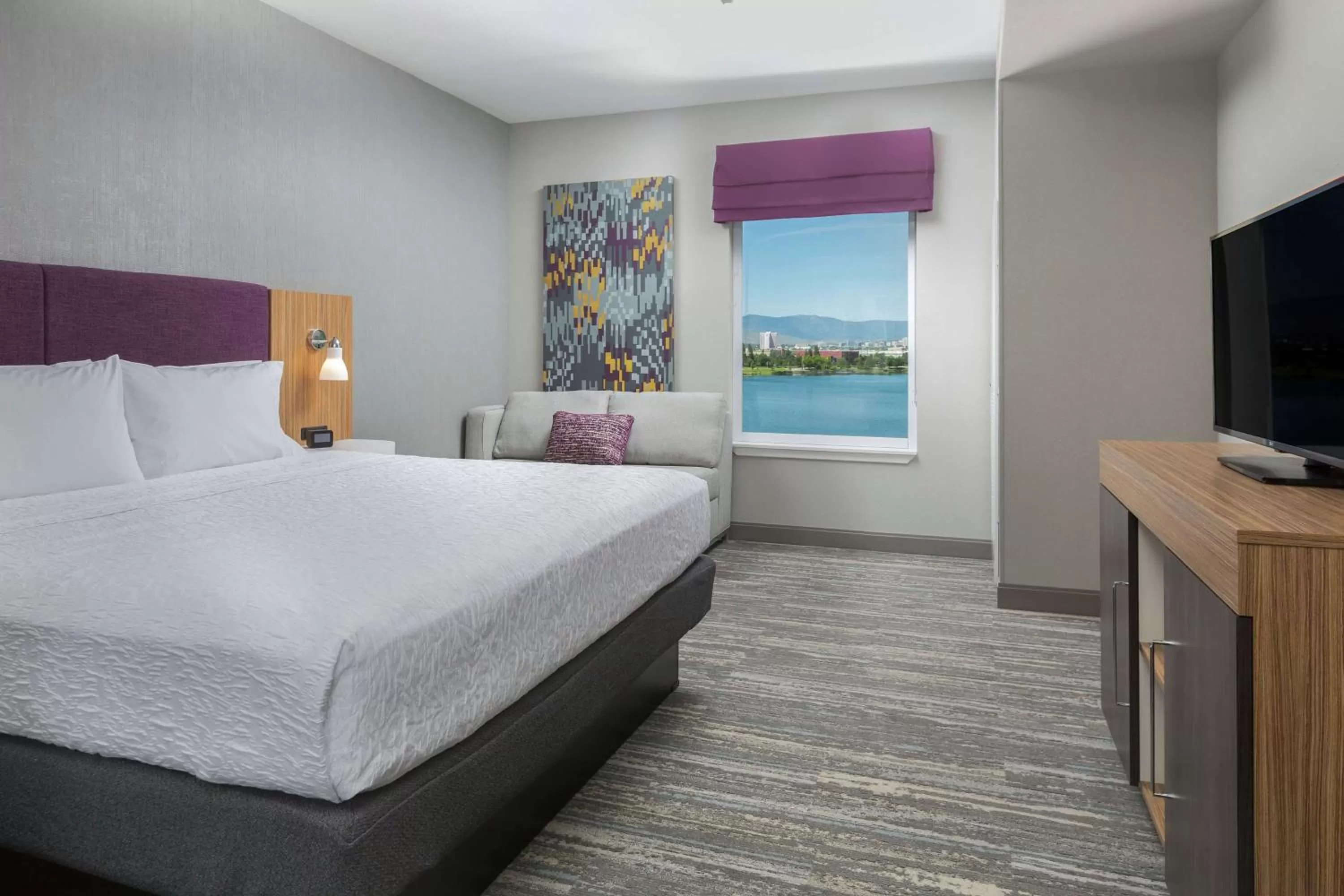 Living room, Bed in Hampton Inn & Suites Reno/Sparks