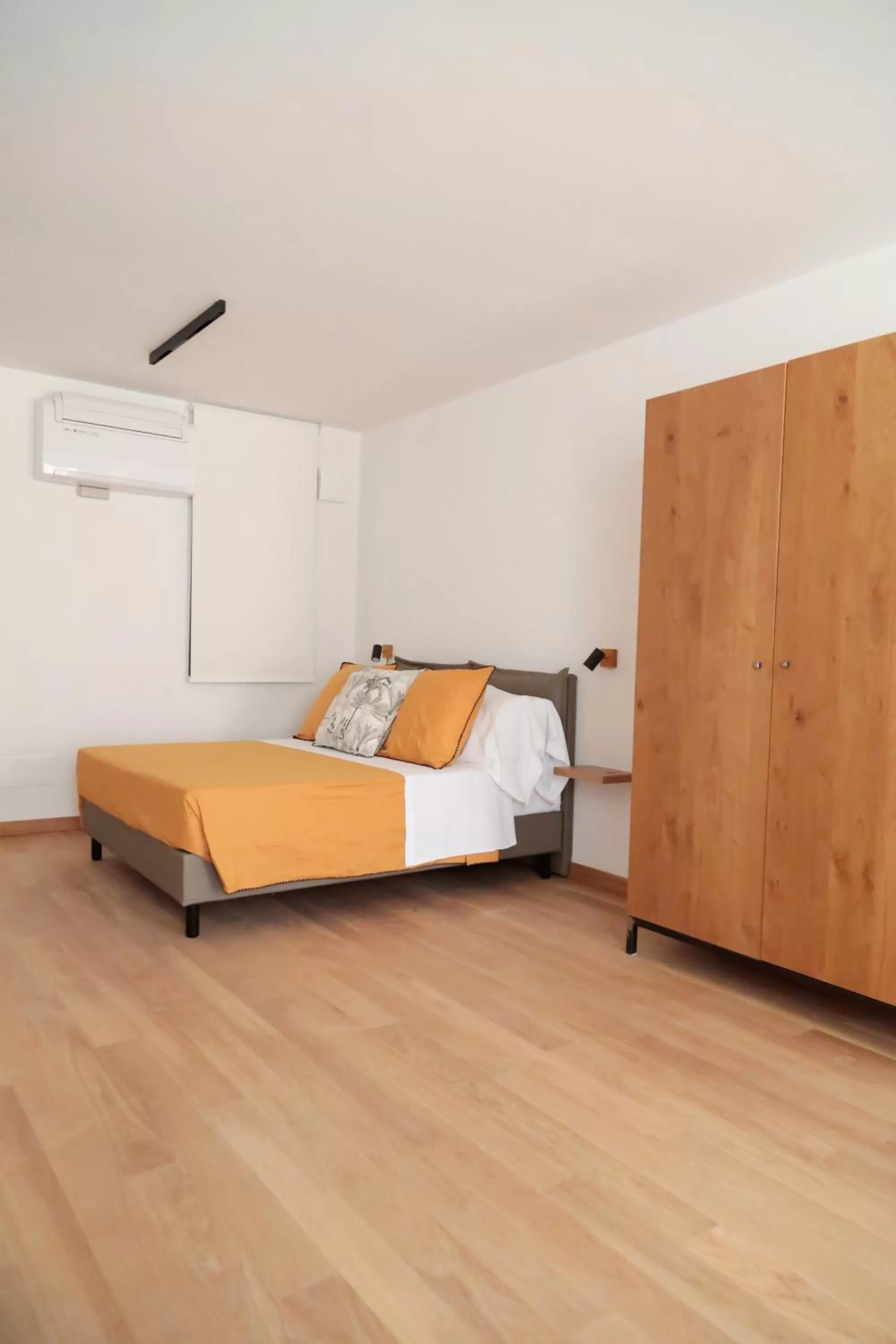 Bed in Glass House - Smart Rooms & Parking