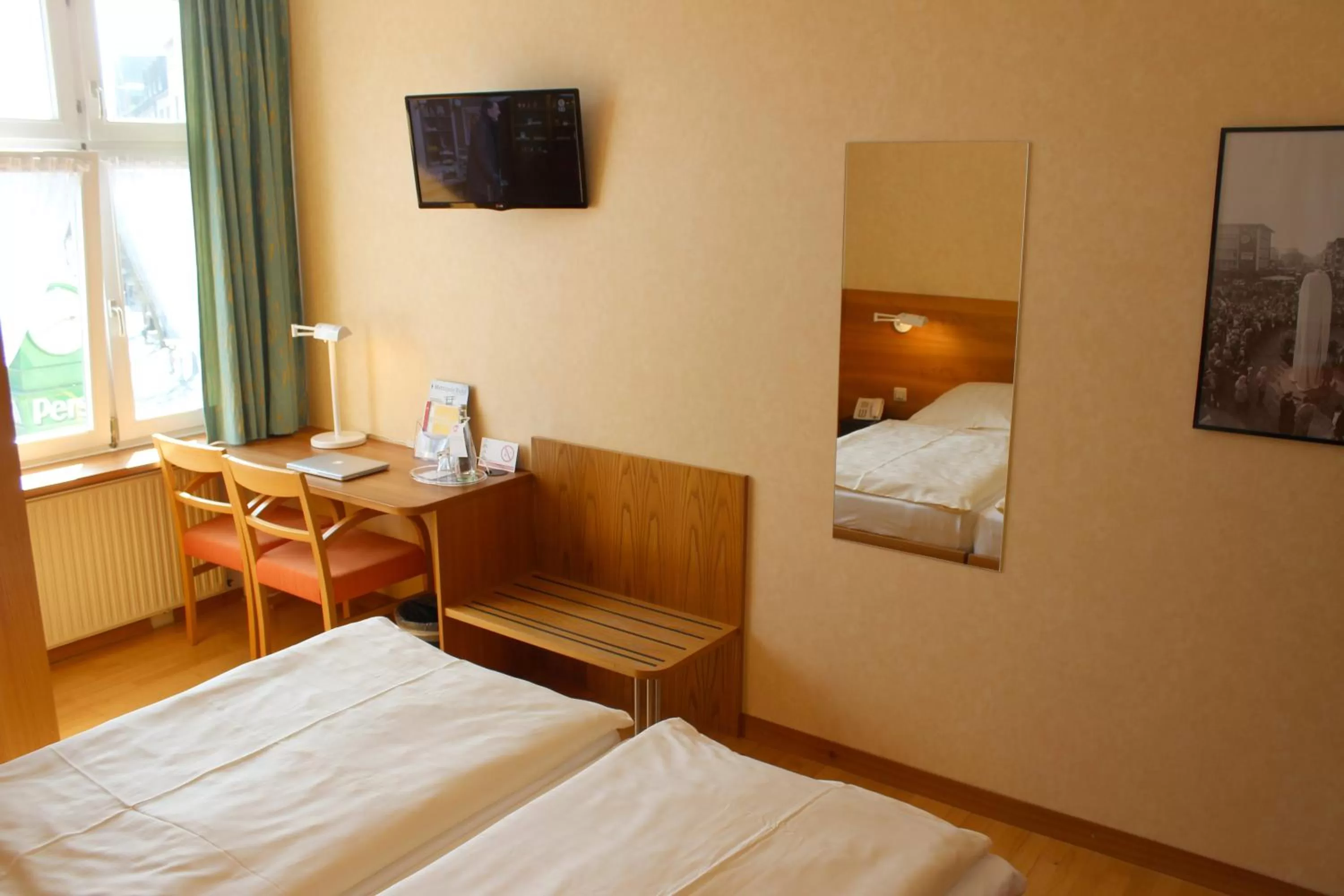 Photo of the whole room, Bed in An der Persiluhr Stadt-gut-Hotel