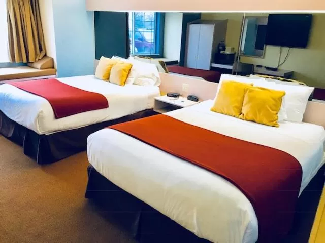 Bed in Microtel Inn & Suites by Wyndham Kansas City Airport