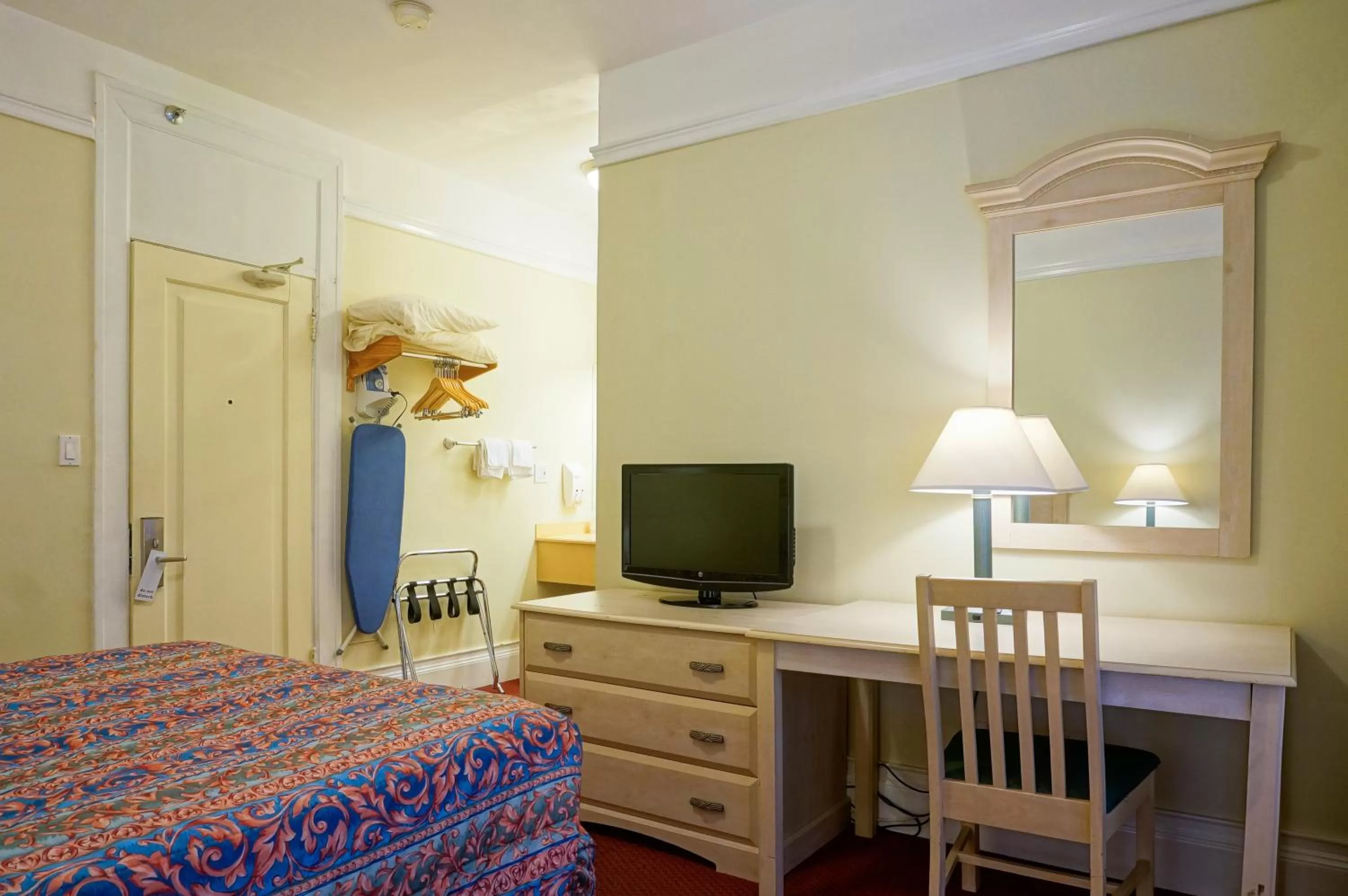 TV and multimedia, Bed in Grant Hotel