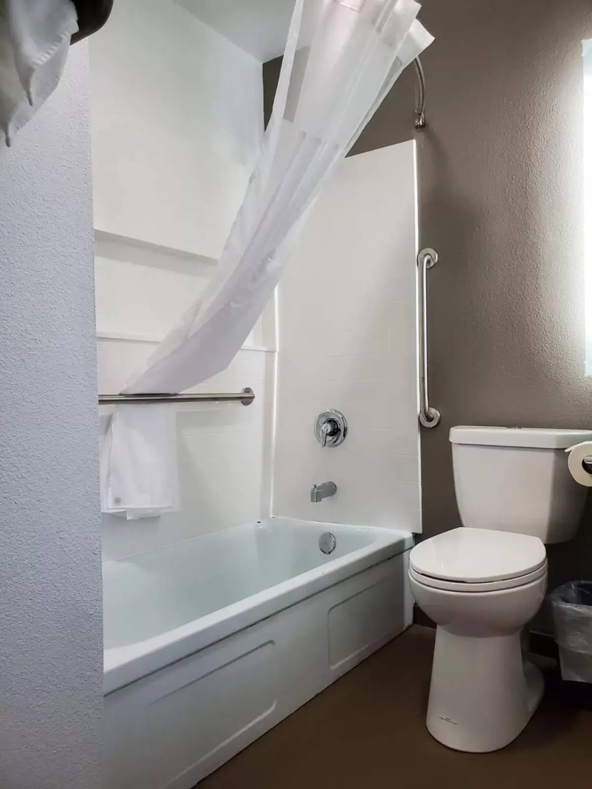 Standard King Room in Money Saver Motel Standard King Room in Money Saver Motel