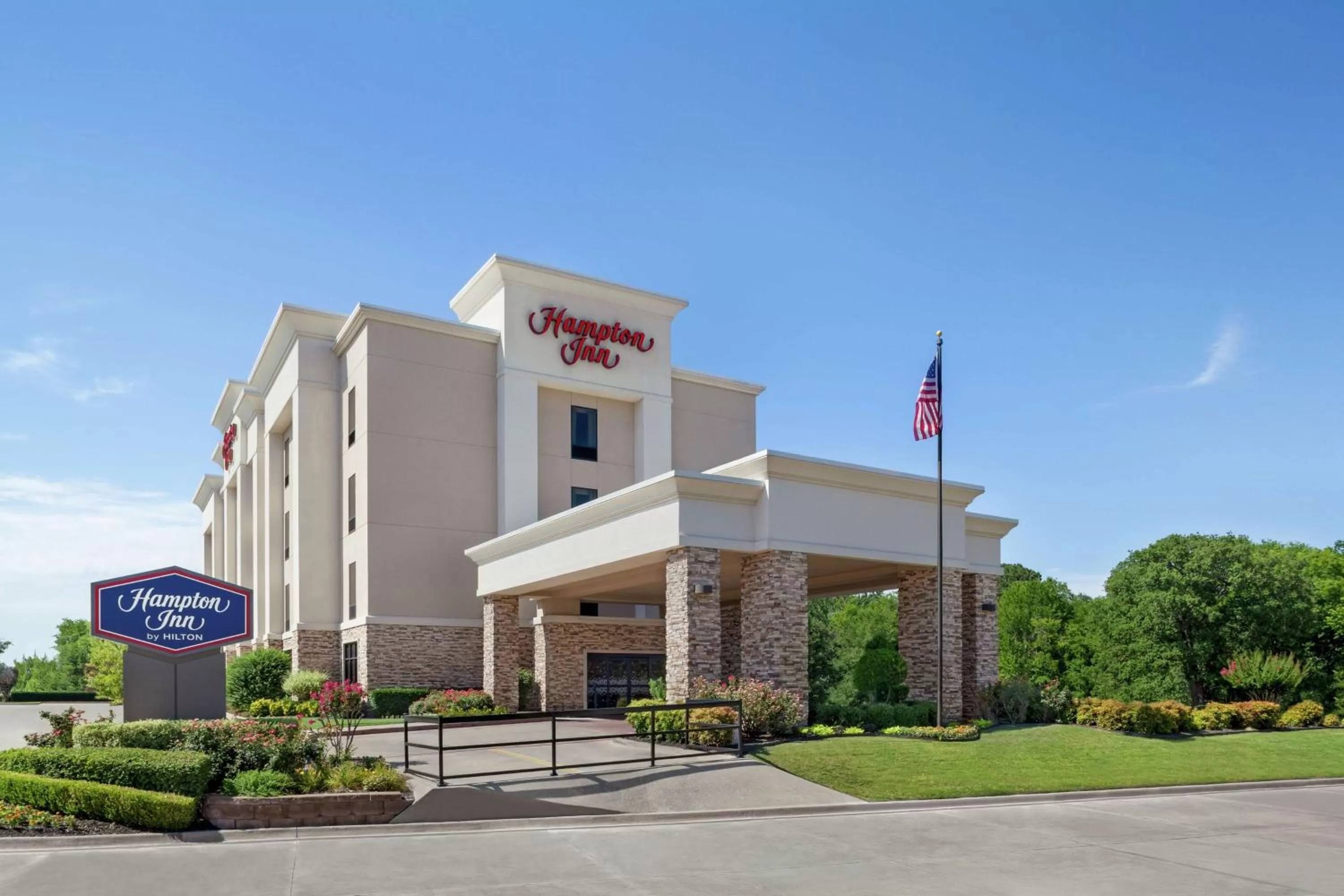 Property building in Hampton Inn Sulphur Springs