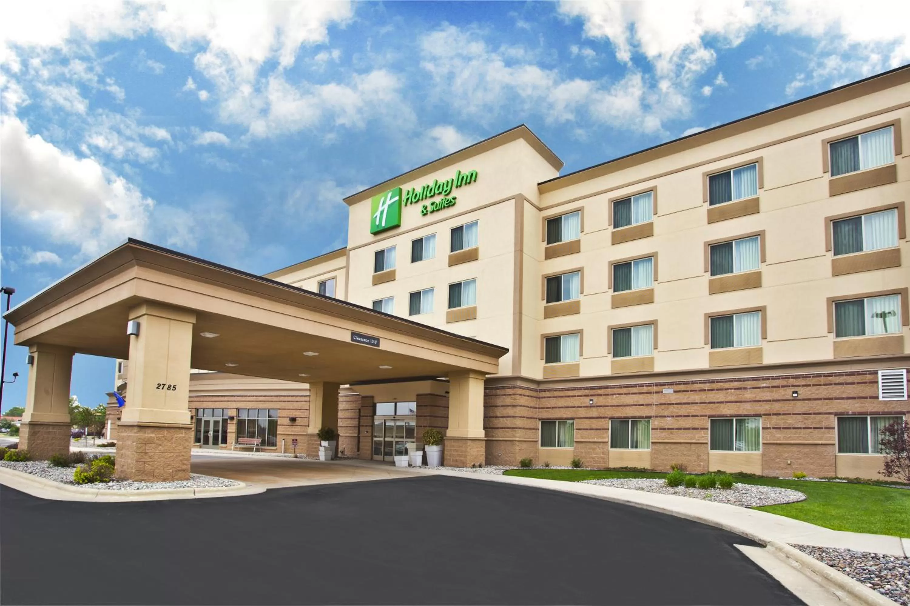 Property building in Holiday Inn & Suites Green Bay Stadium by IHG
