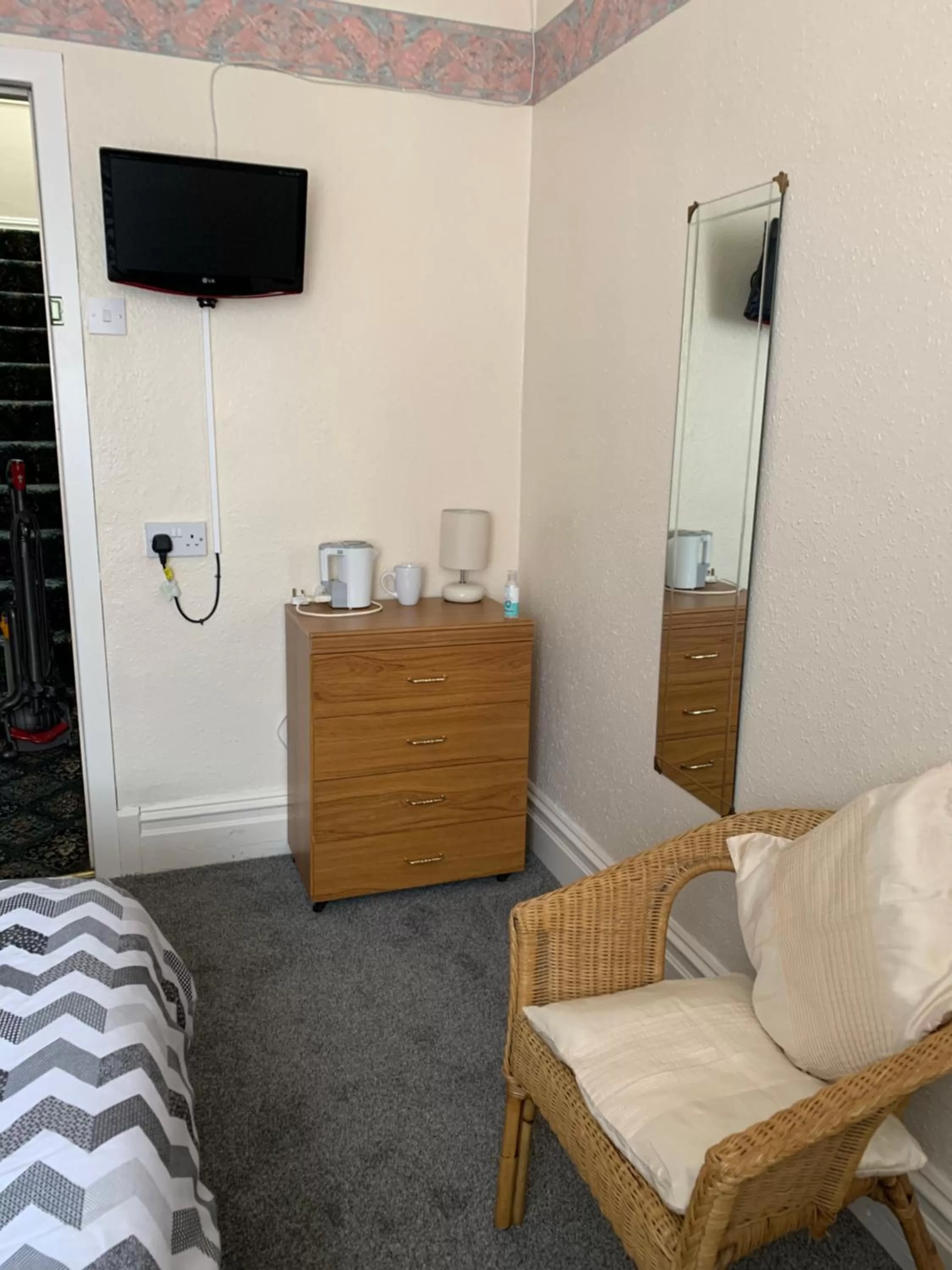 Coffee/tea facilities, TV/Entertainment Center in Alondra Hotel