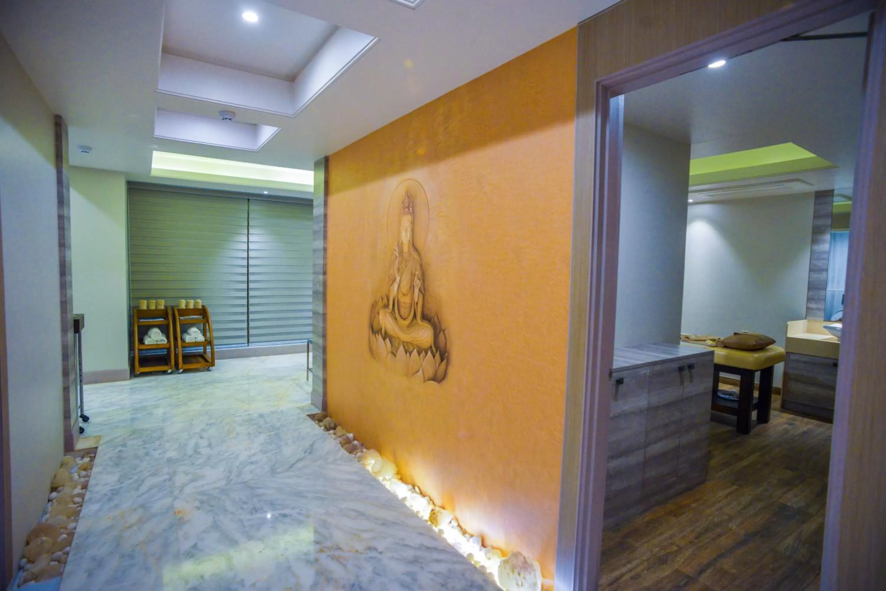 Spa and wellness centre/facilities, Bed in Efcee Sarovar Premiere Bhavnagar