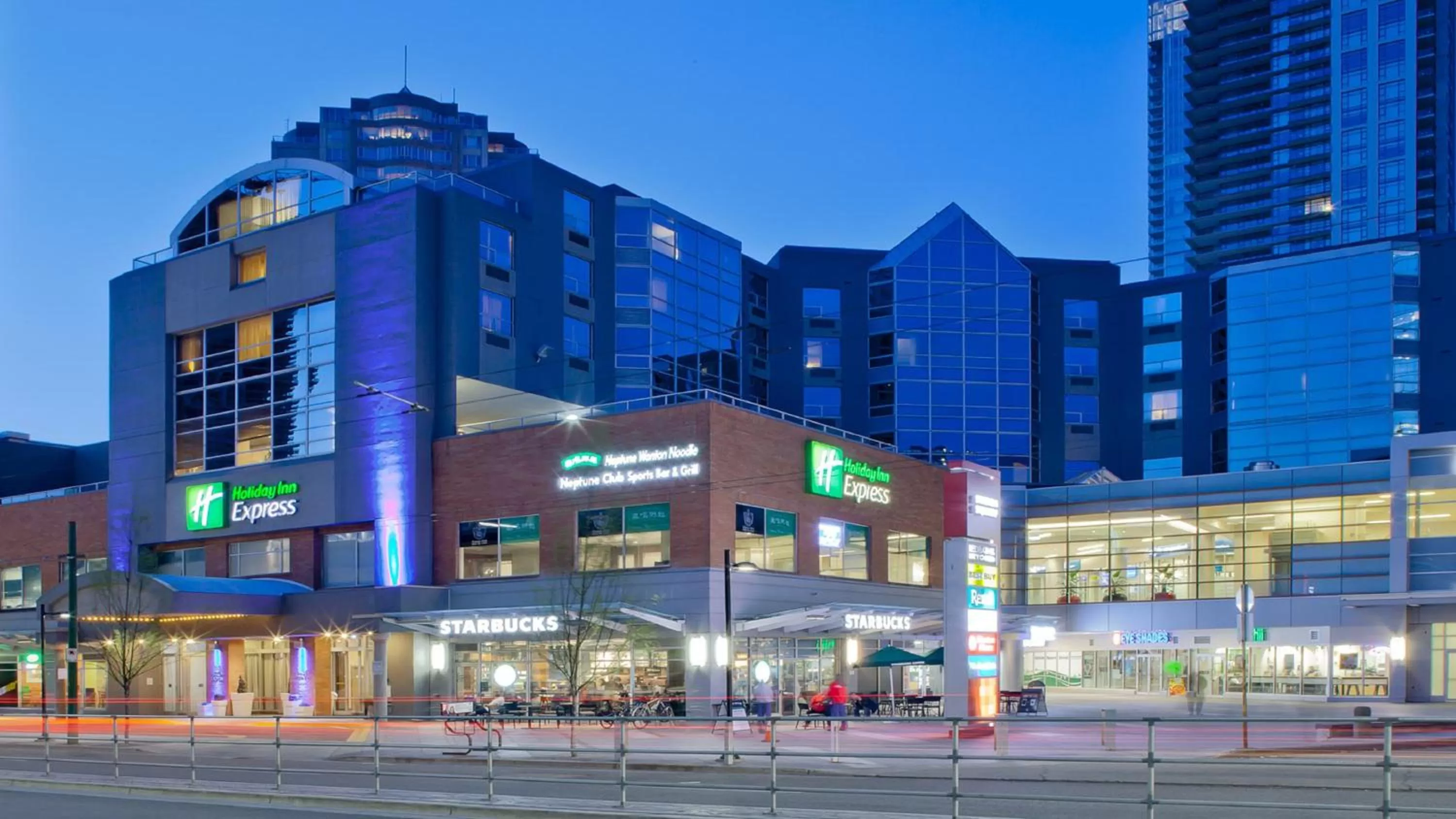 Property building in Holiday Inn Express Vancouver-Metrotown (Burnaby)
