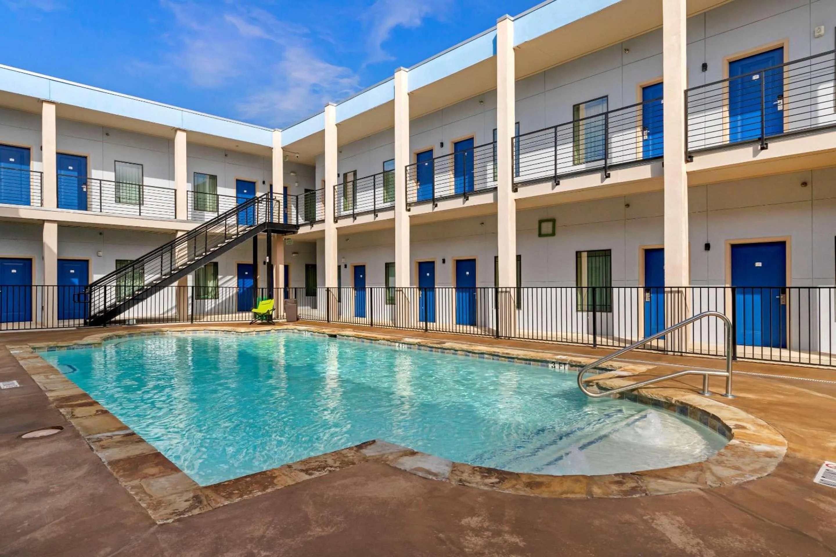 Pool view, Swimming Pool in Quality Inn & Suites Elgin by Choice Hotels