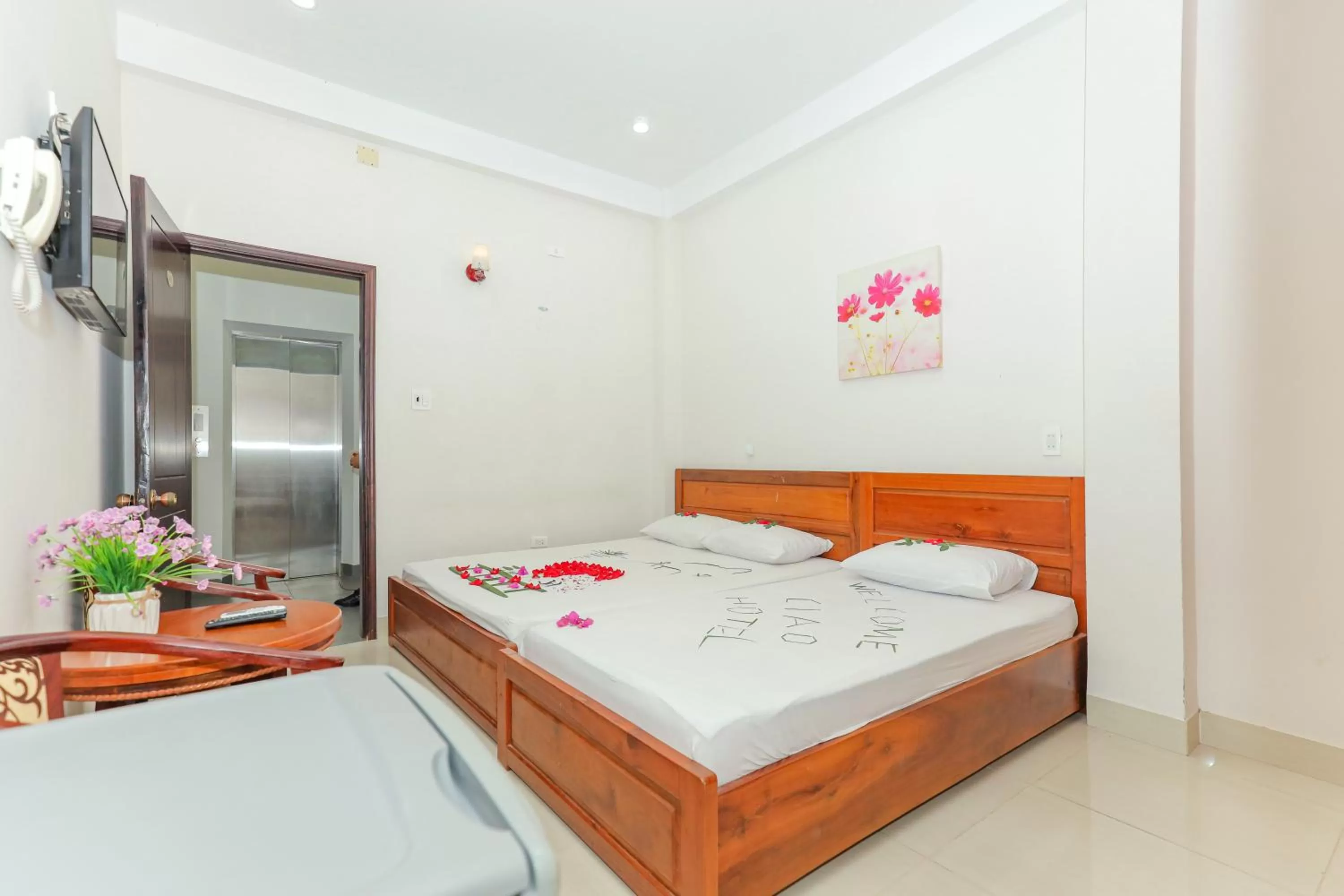 Photo of the whole room, Bed in Ciao Hồng Phúc Hotel