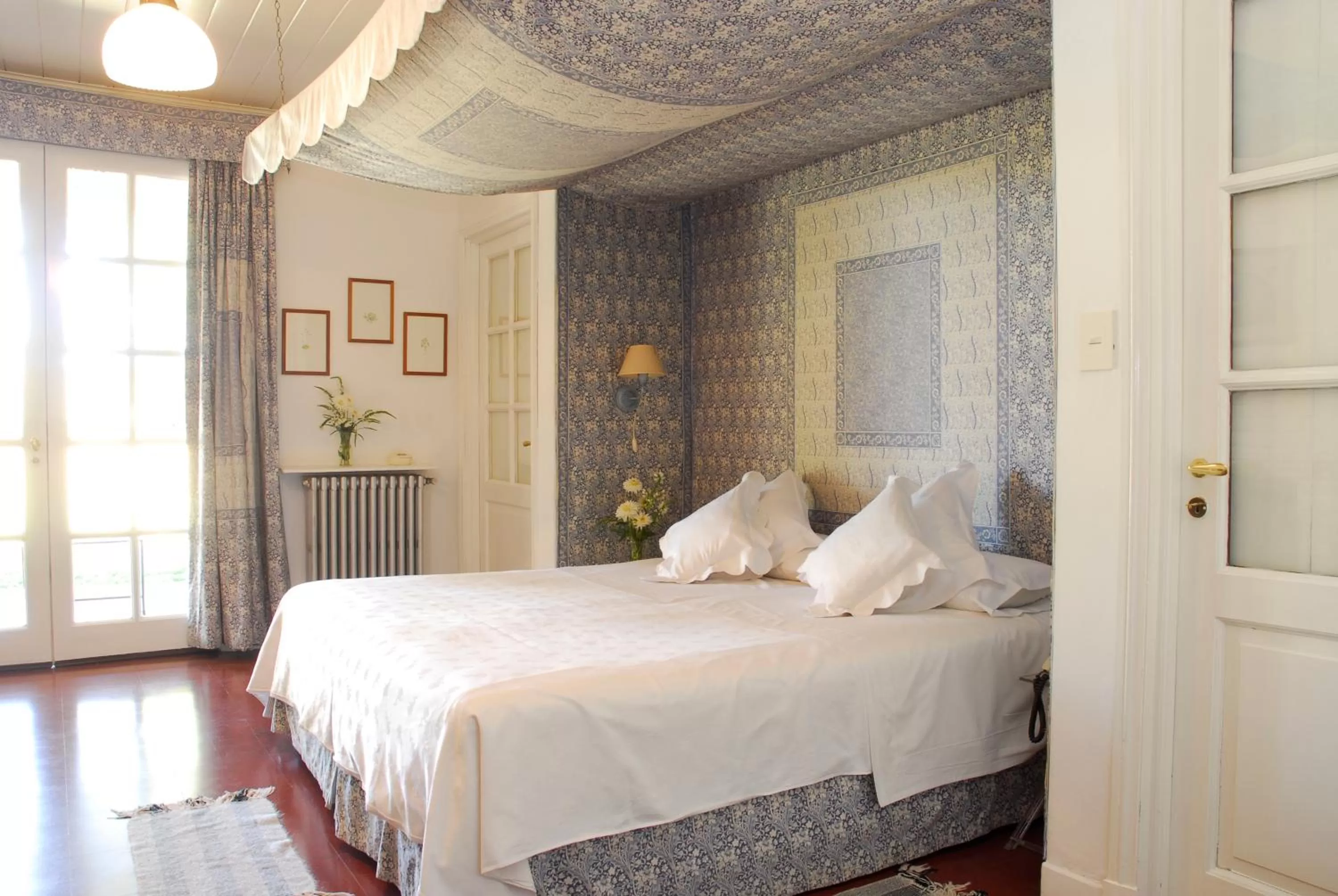 Photo of the whole room, Bed in Estancia Ave María