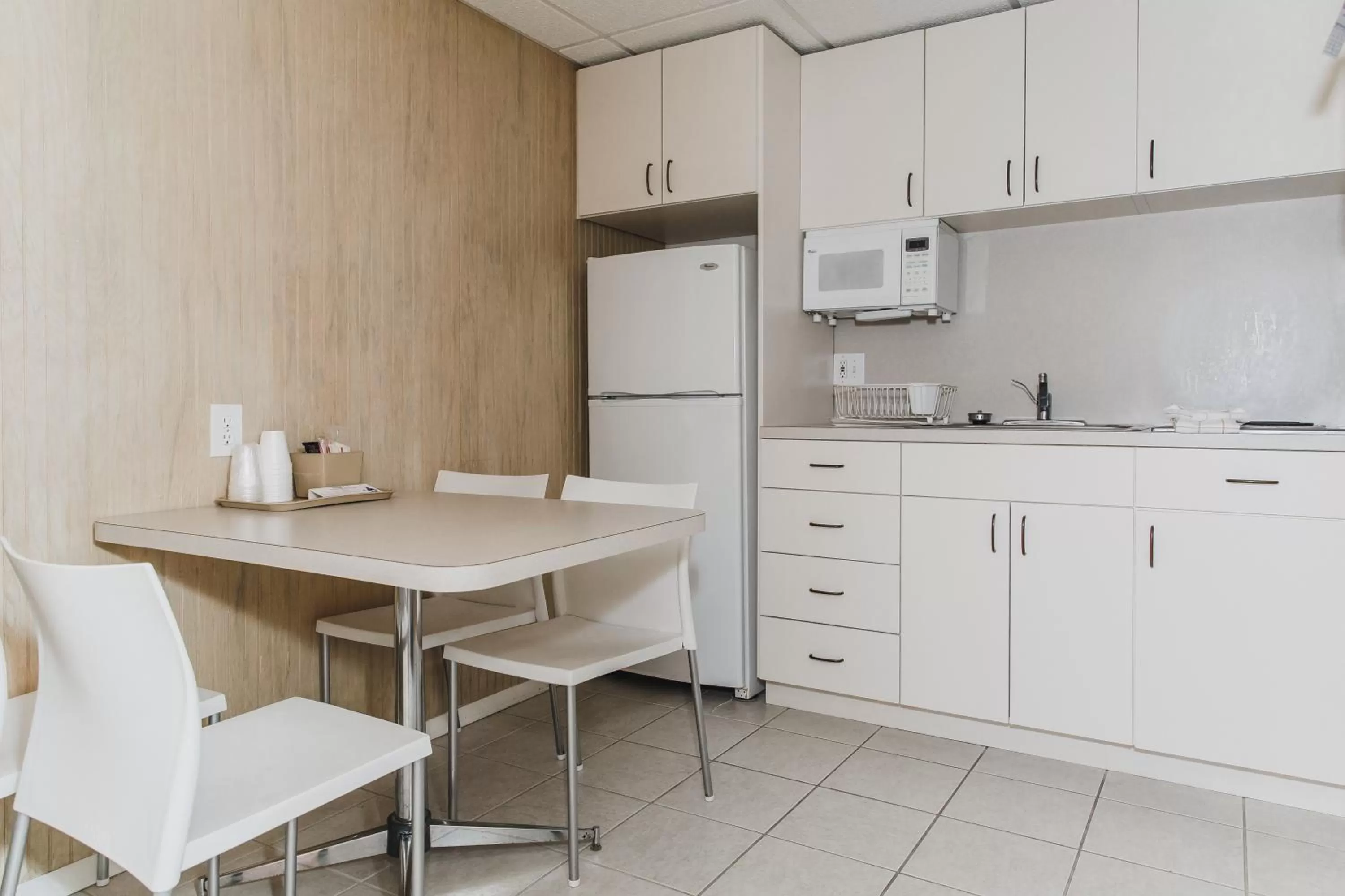 Kitchen/Kitchenette in Heart of Wildwood Motel