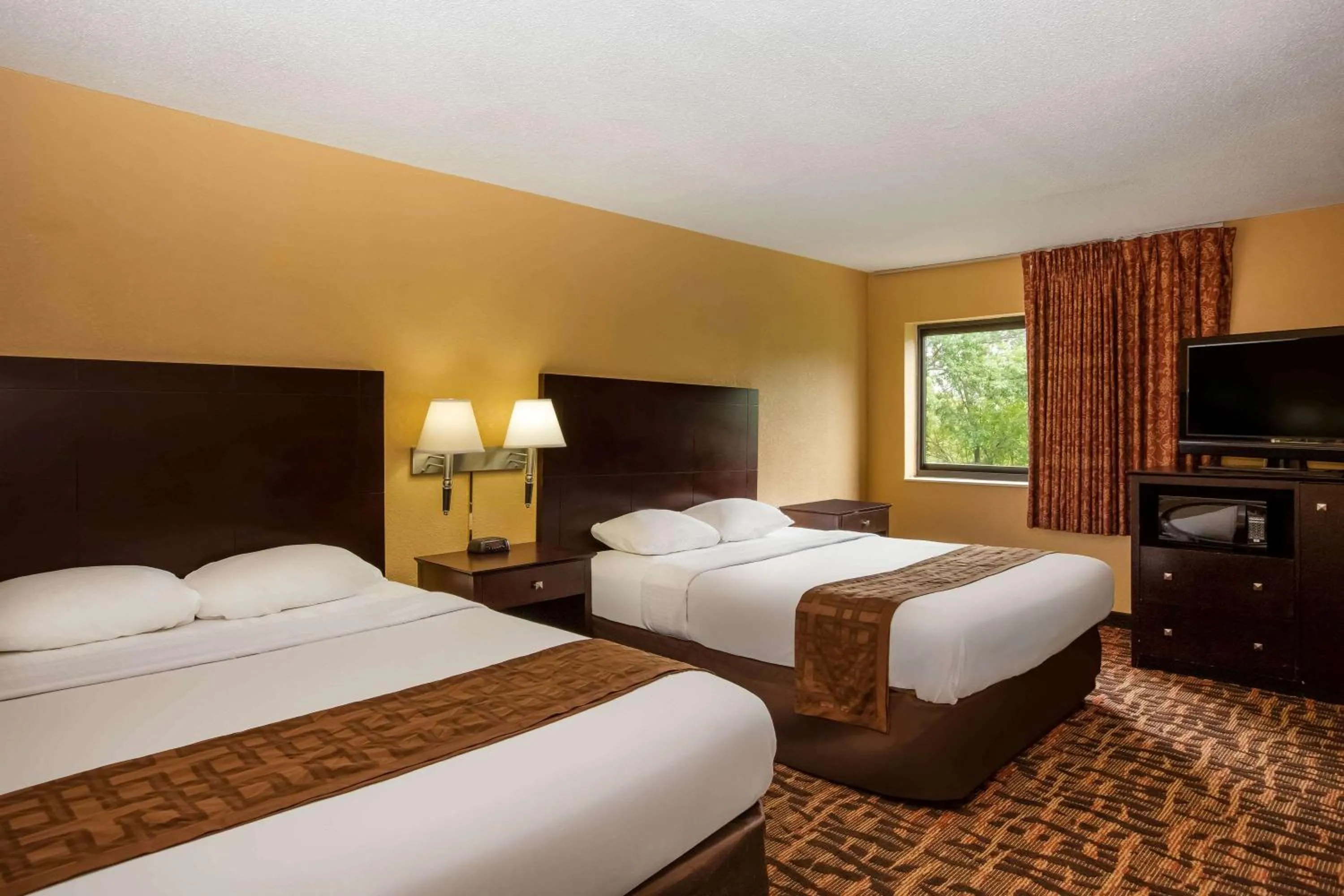 Photo of the whole room, Bed in Super 8 by Wyndham Lawrence KU