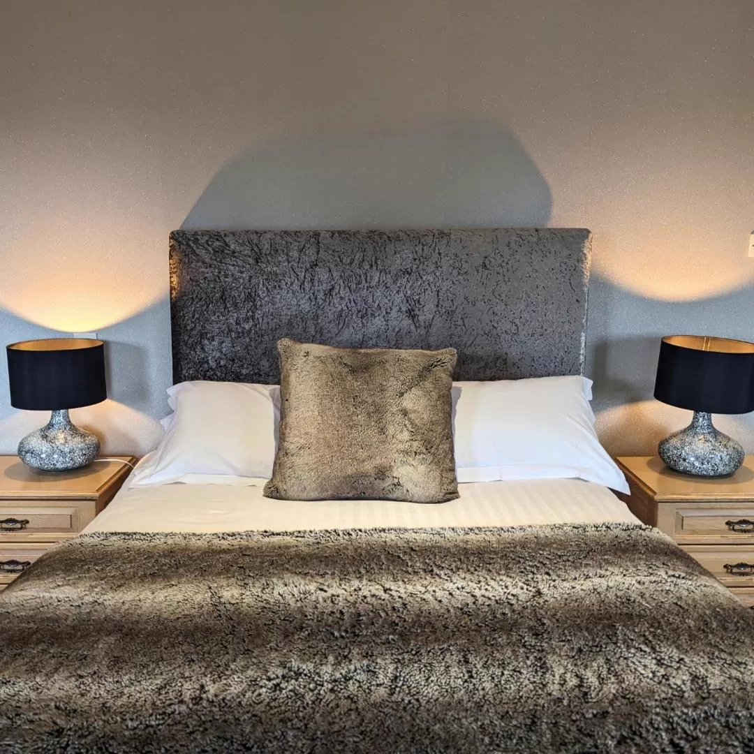 Bed in Shaw Hill Hotel Golf And Country Club