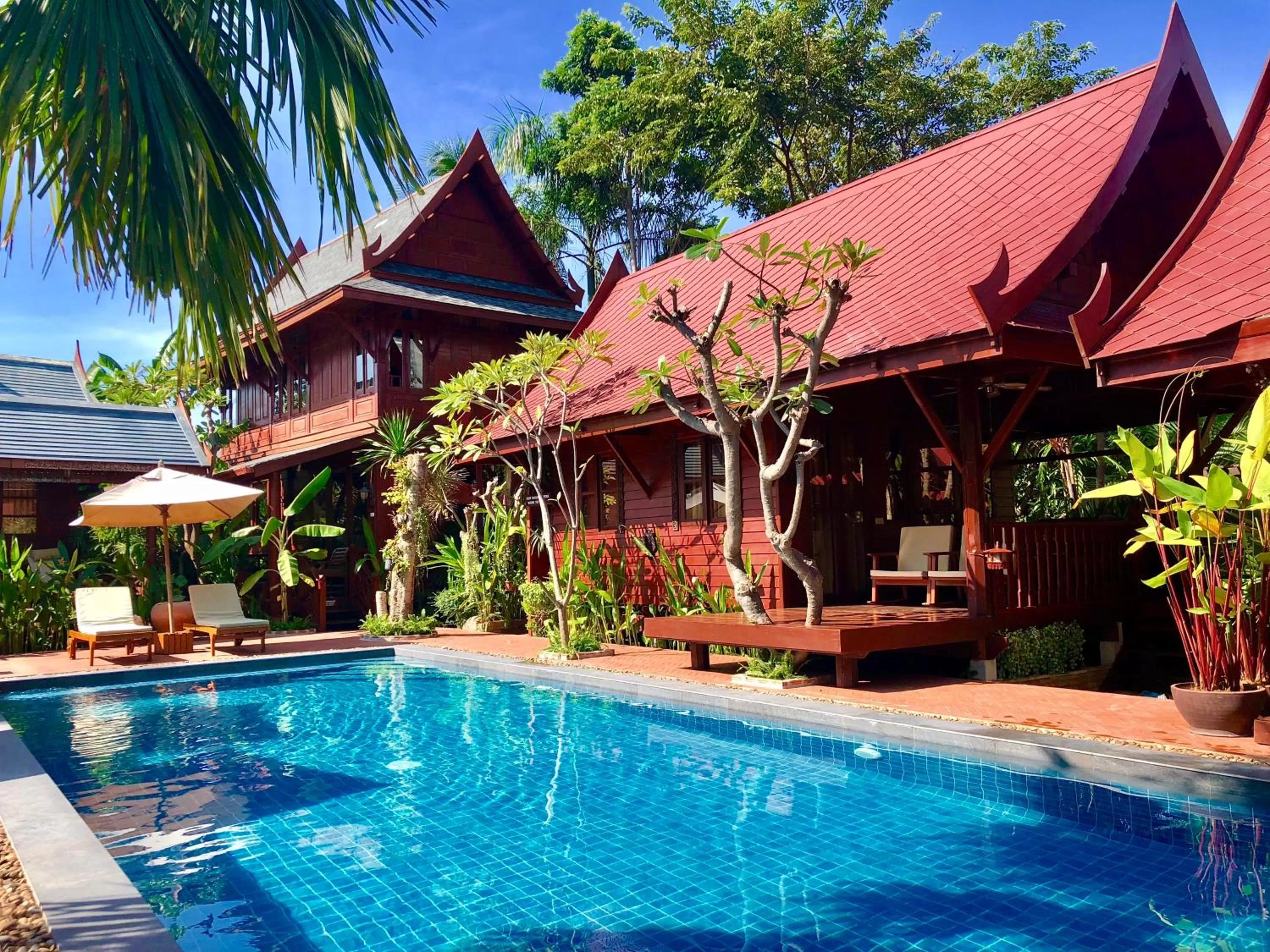 Swimming pool in Ruenkanok Thaihouse Resort