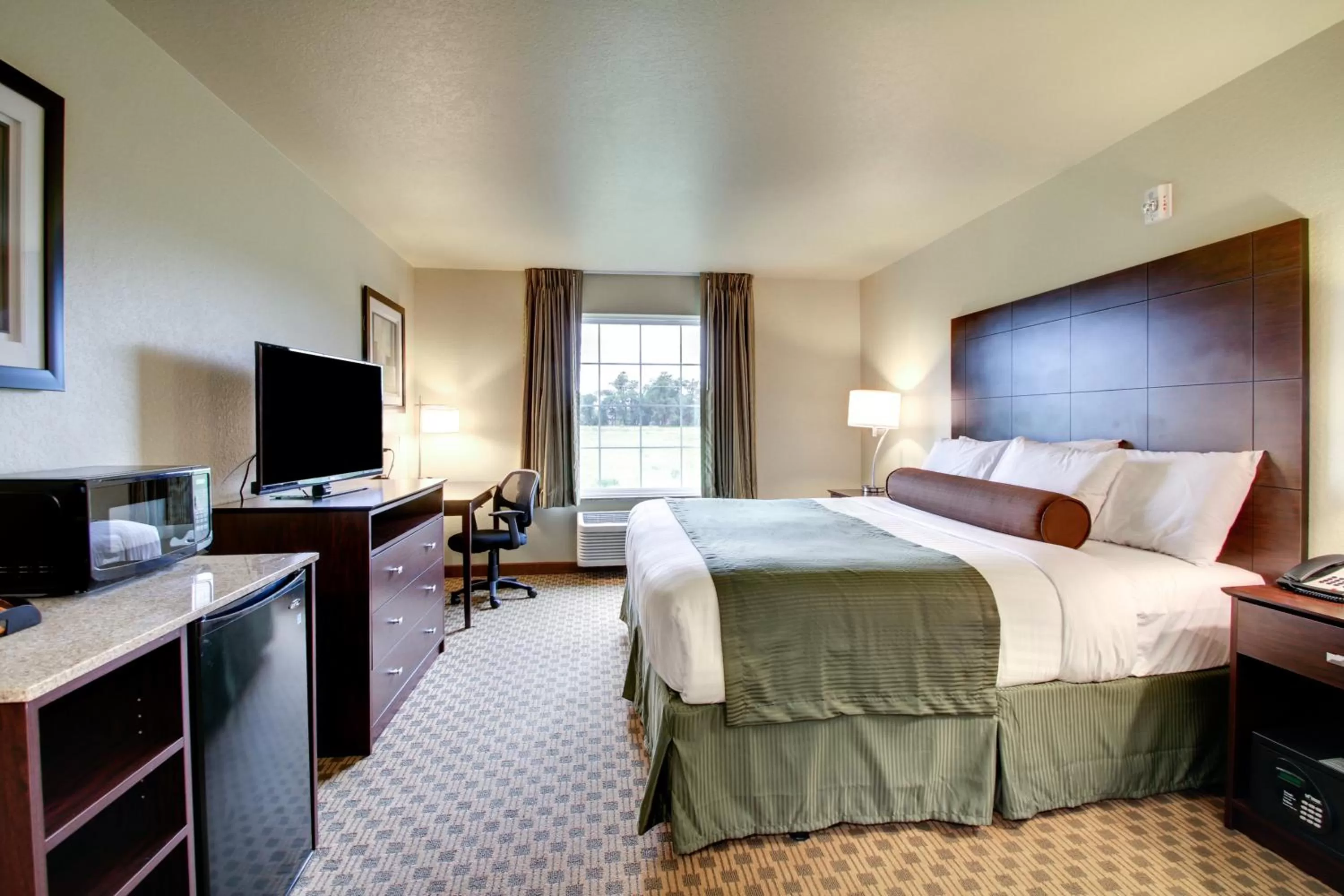 Photo of the whole room, Bed in Cobblestone Inn & Suites - Schuyler