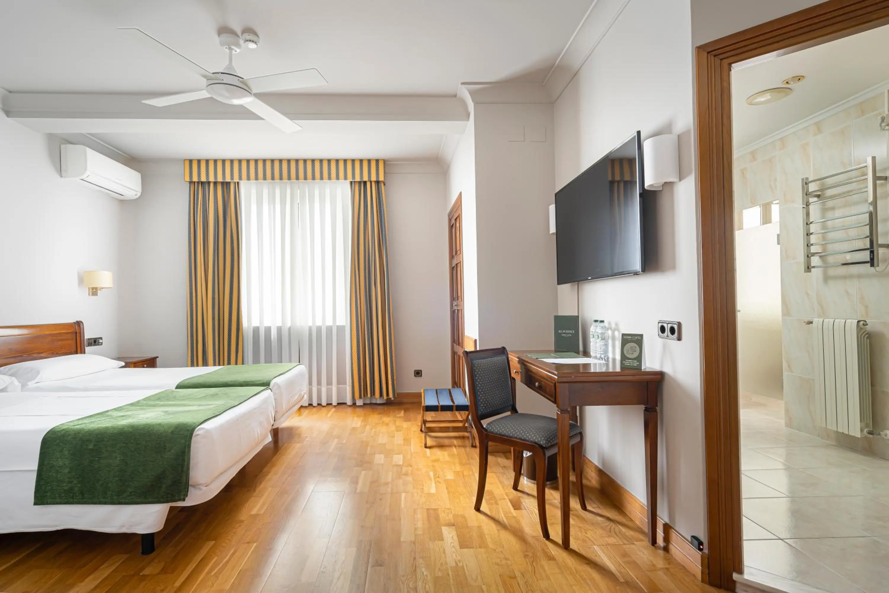 Photo of the whole room, Bed in Hotel Hernán Cortés