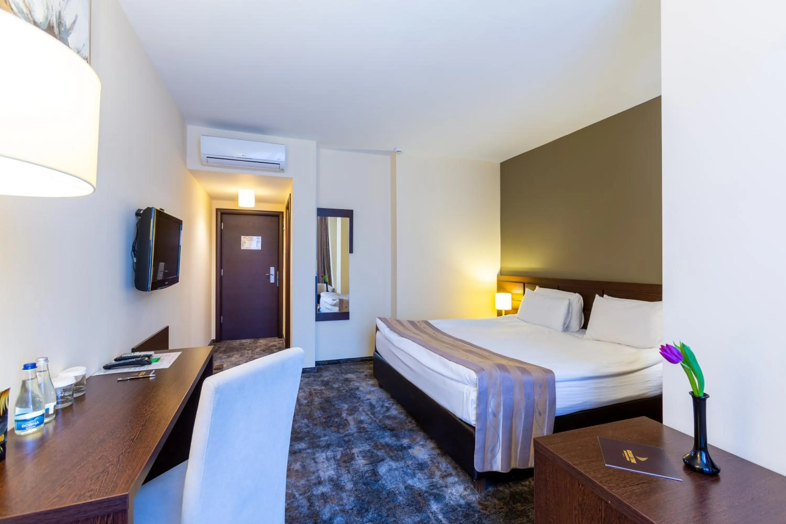 Photo of the whole room, Bed in Golden Time Hotel