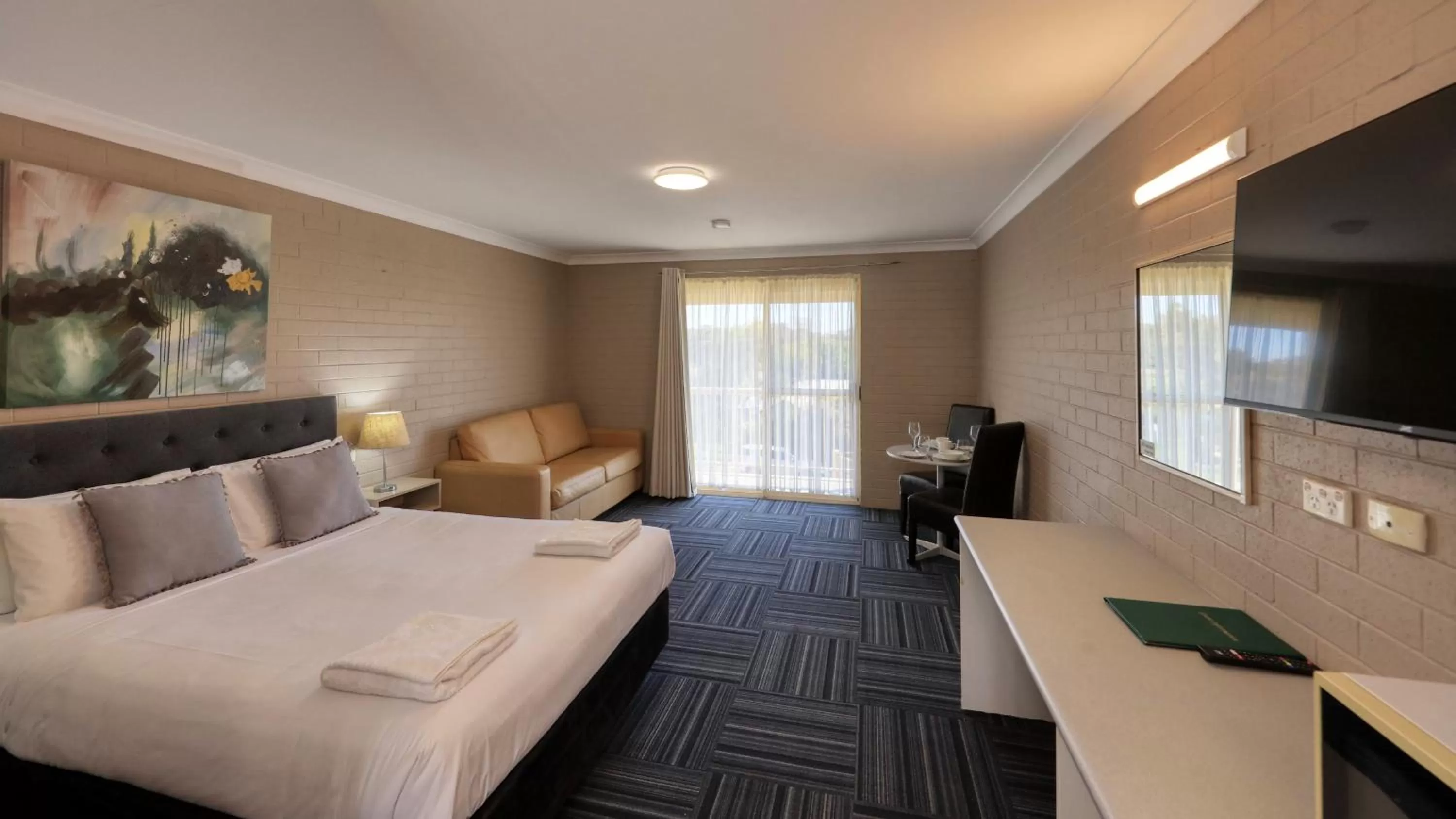 Photo of the whole room, Bed in Canowindra Riverview Motel