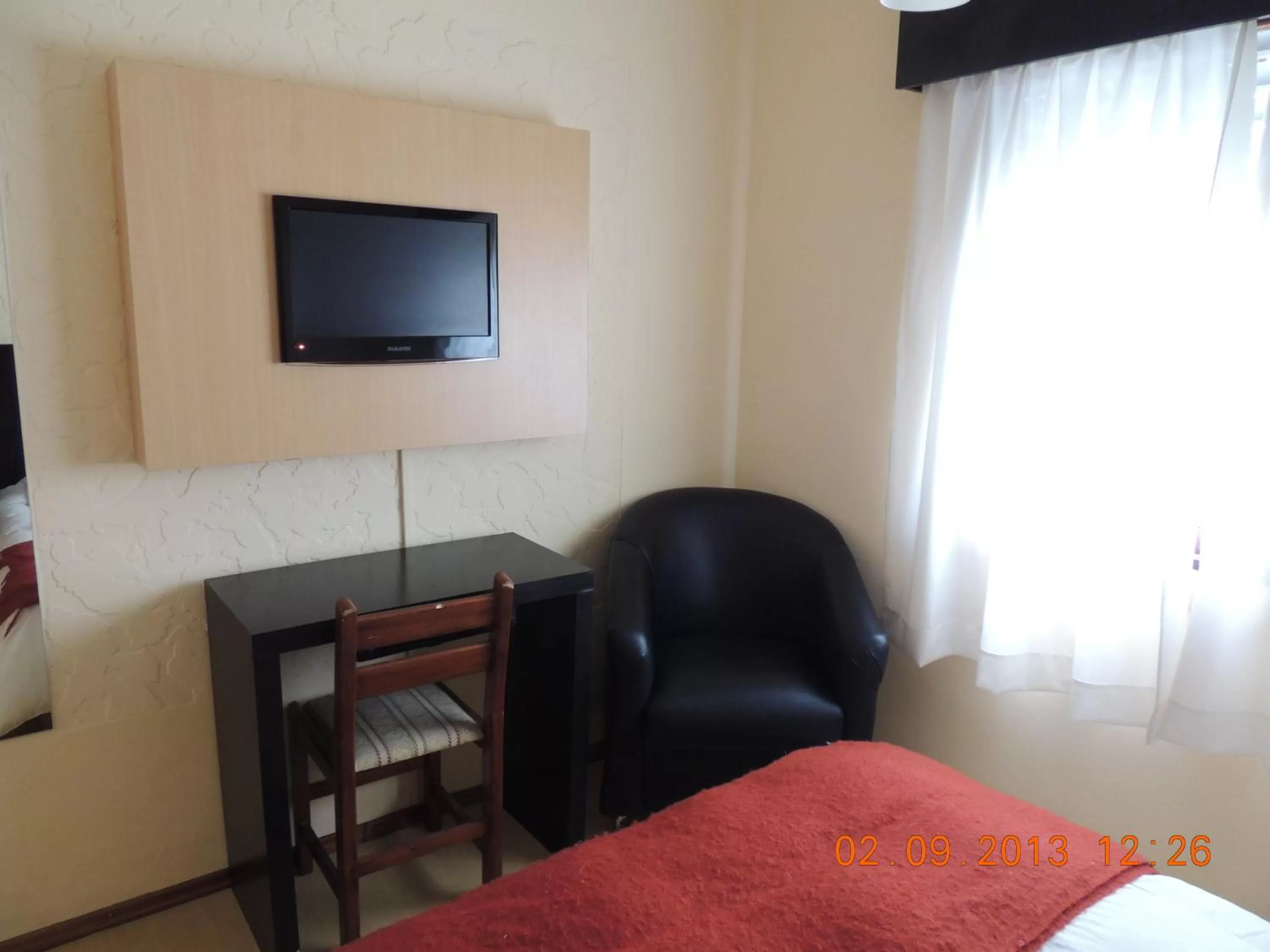 Bed, TV/Entertainment Center in Hotel Internacional