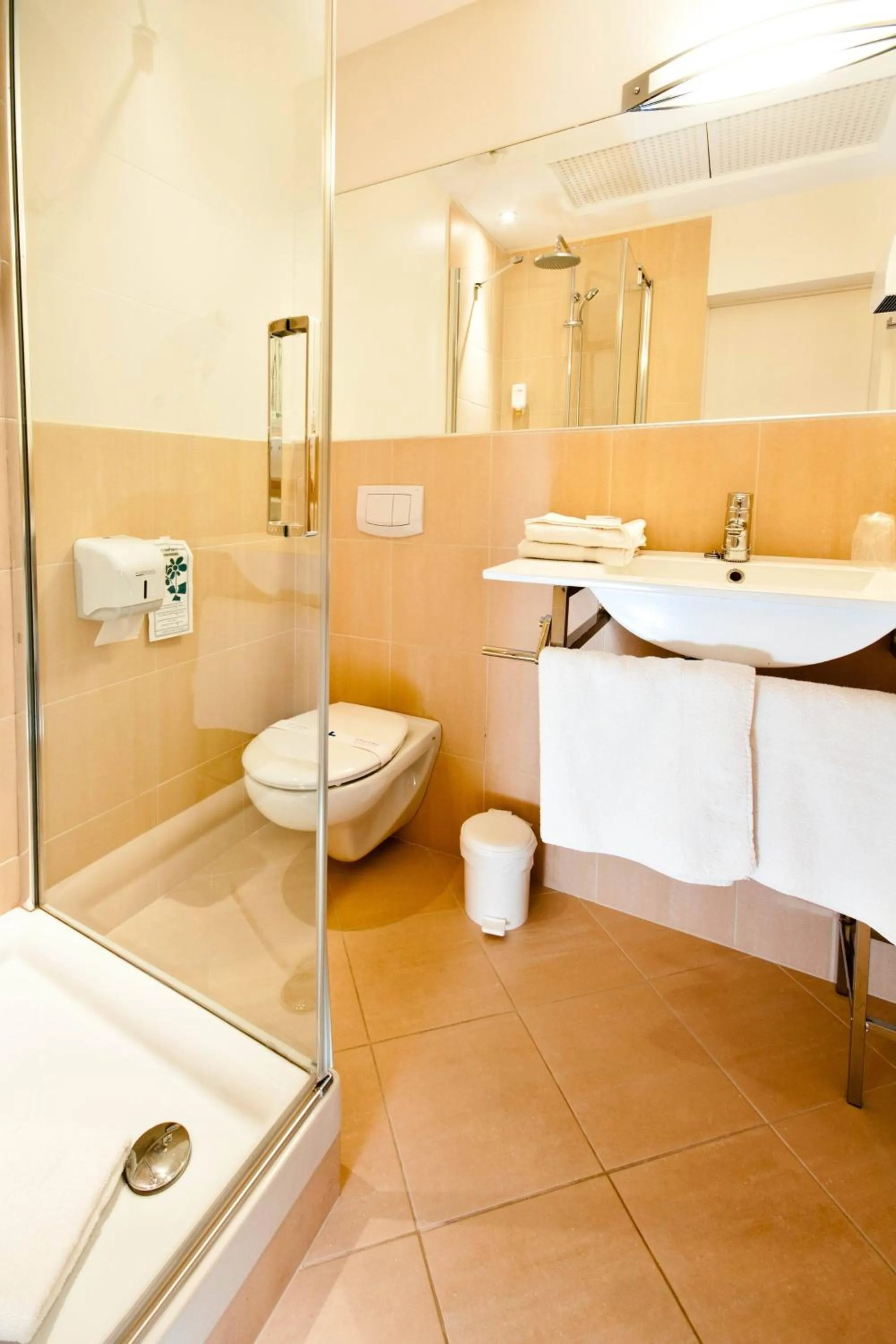 Shower in Le Clocher de Rodez Centre Gare