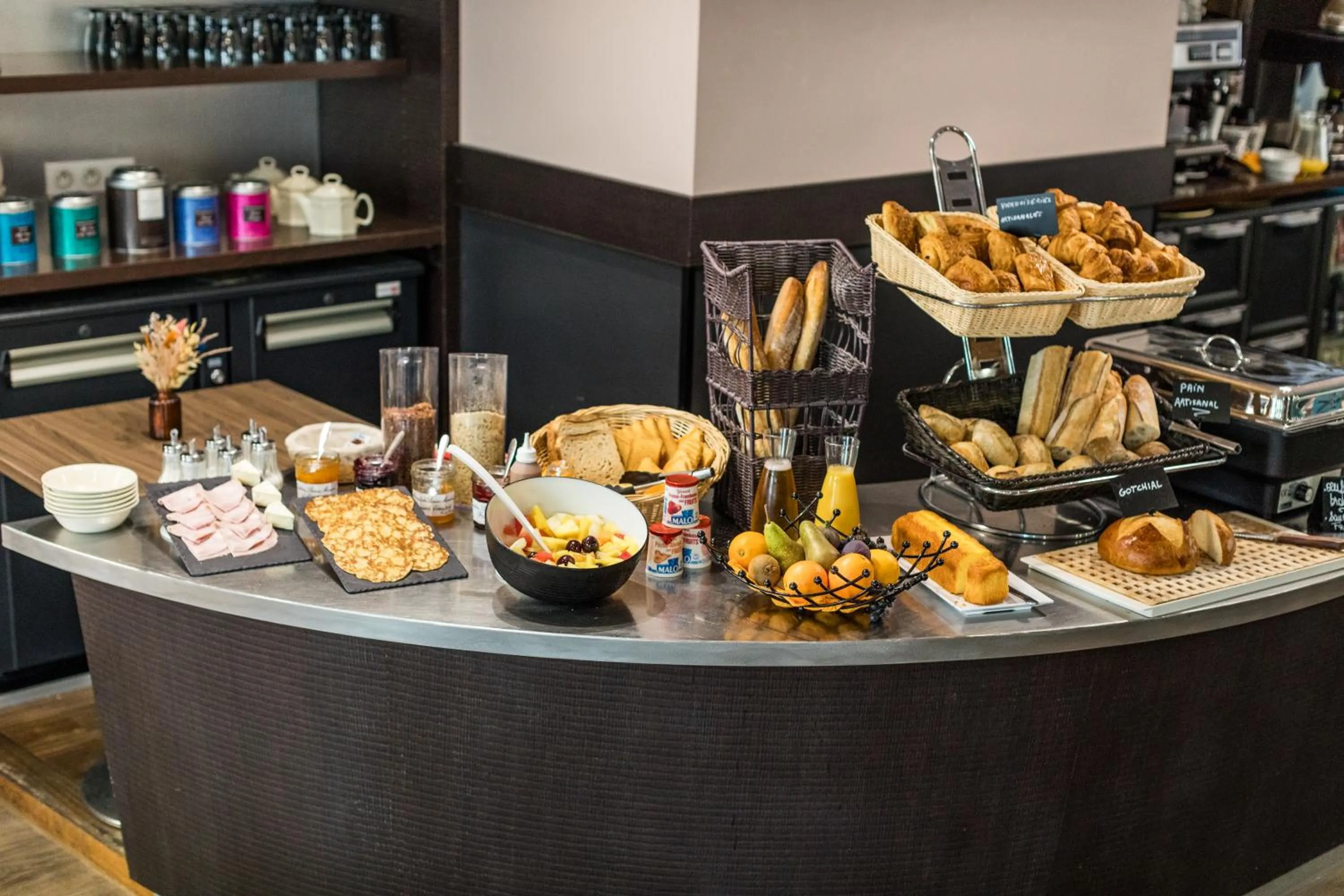 Restaurant/places to eat in Hotel-Restaurant Le Victoria