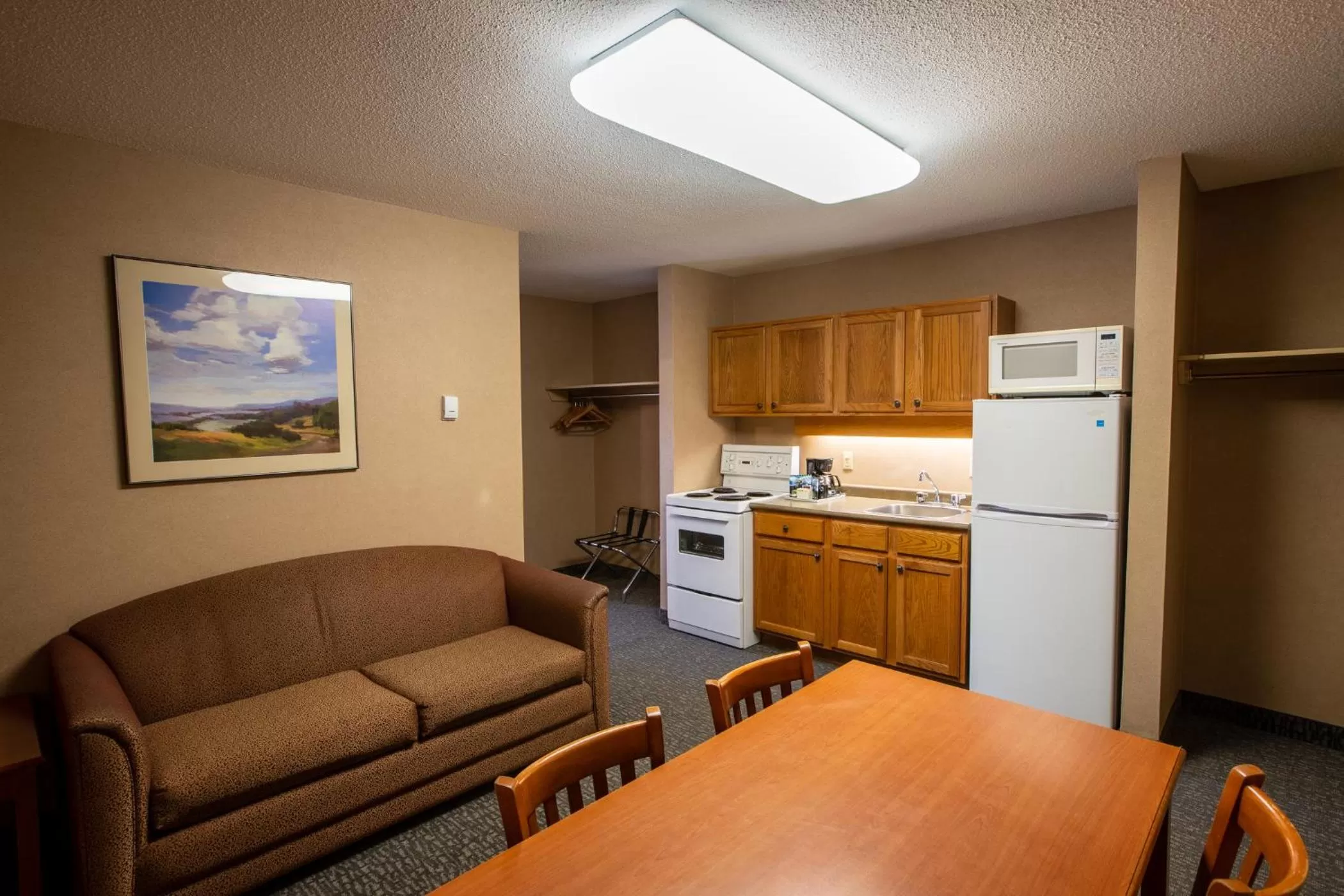 Kitchen or kitchenette in Lobstick Lodge