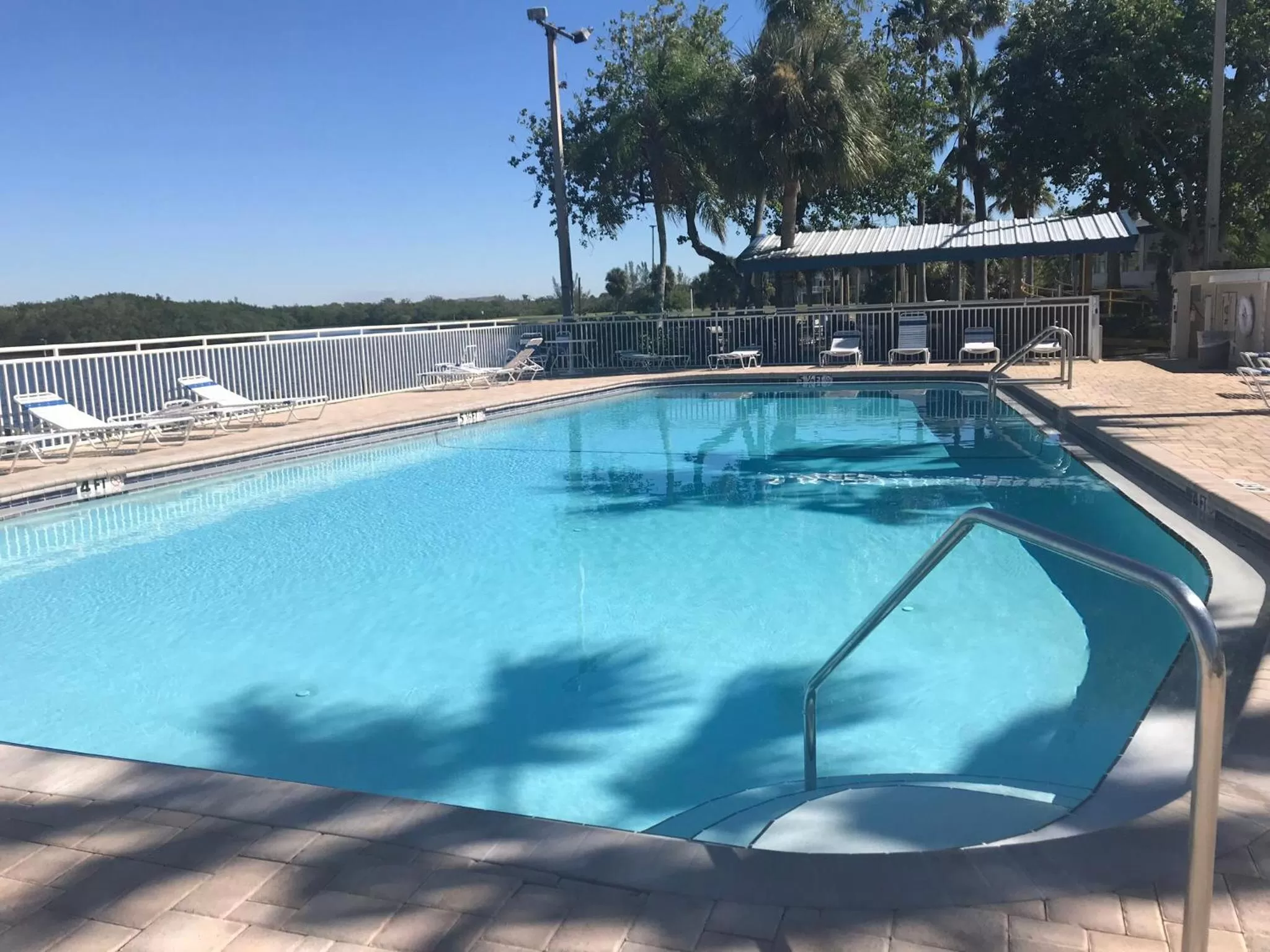 Day in TAMPA BAY, BEACH step away, WIFI, FREE PARKING,POOLS, JACUZZI