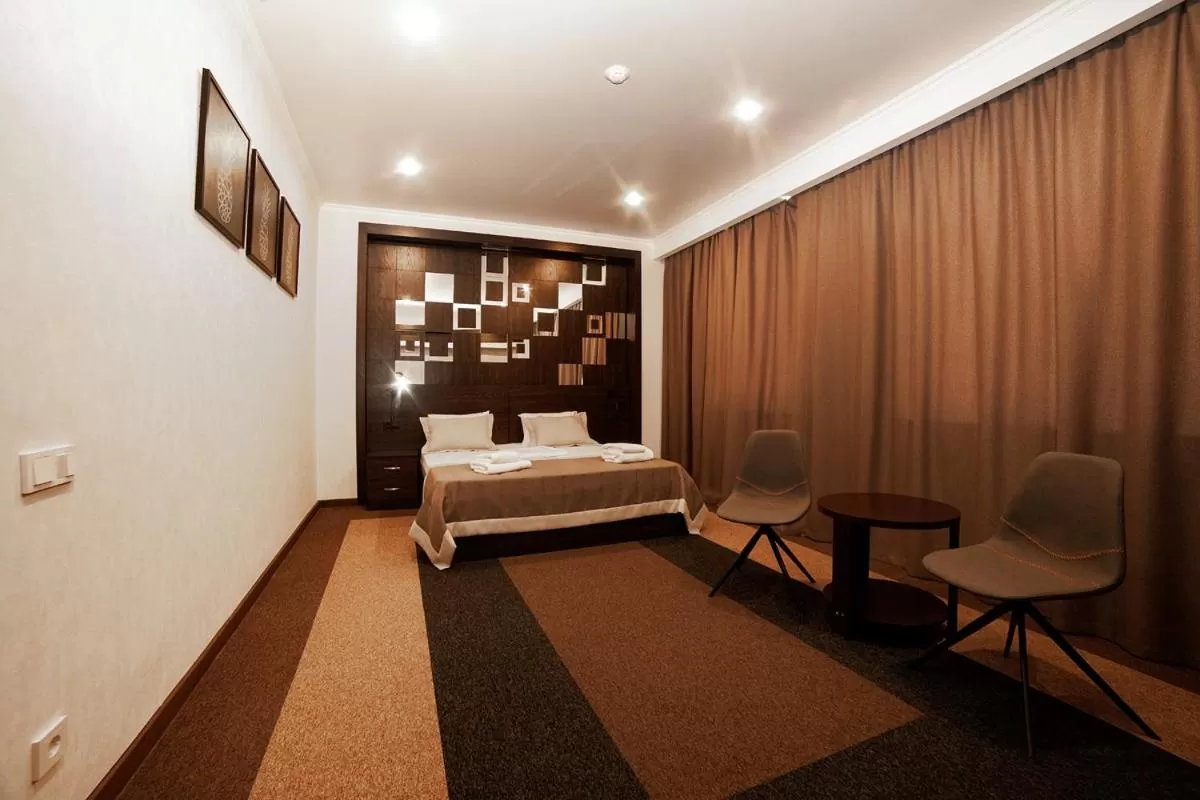 Photo of the whole room, Bed in Meridian