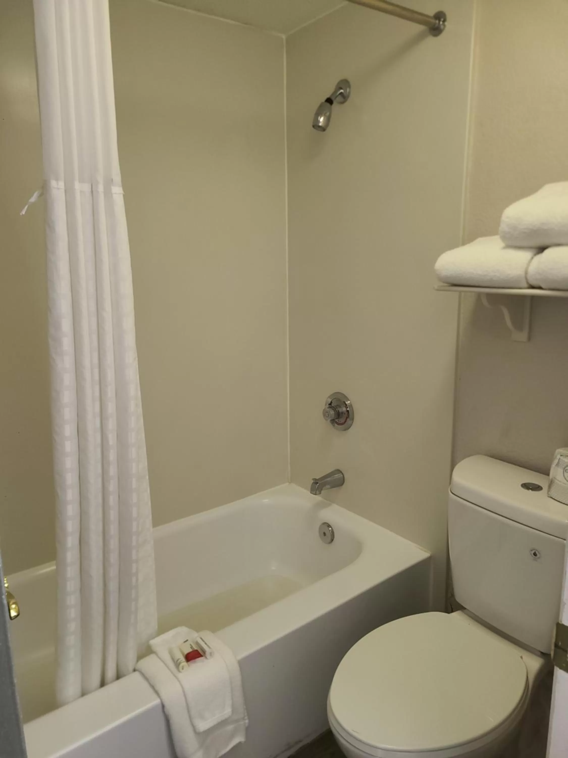 Shower in La Quinta Inn by Wyndham Farmington