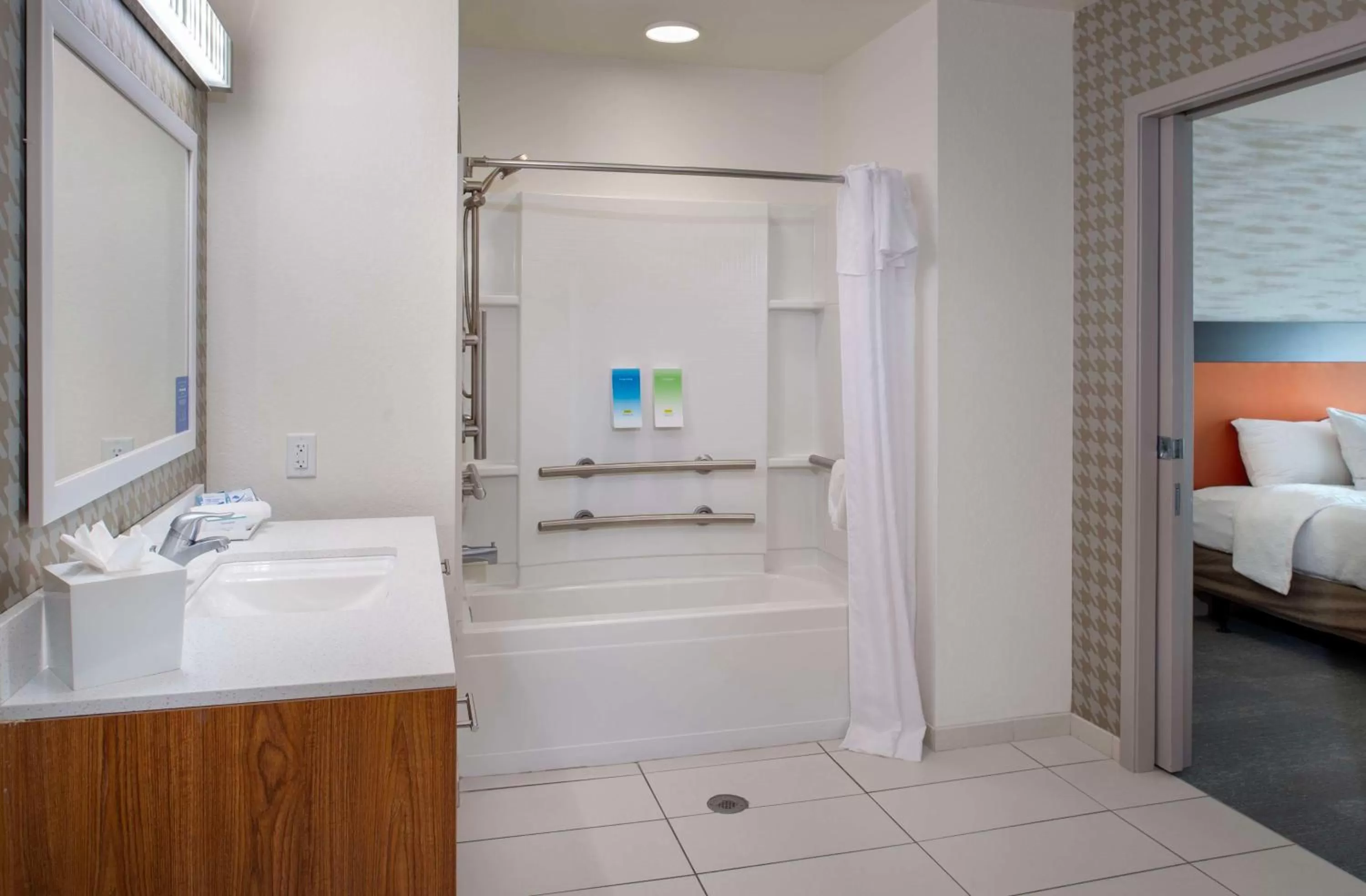 Bathroom, Bed in Home2 Suites St. Louis / Forest Park