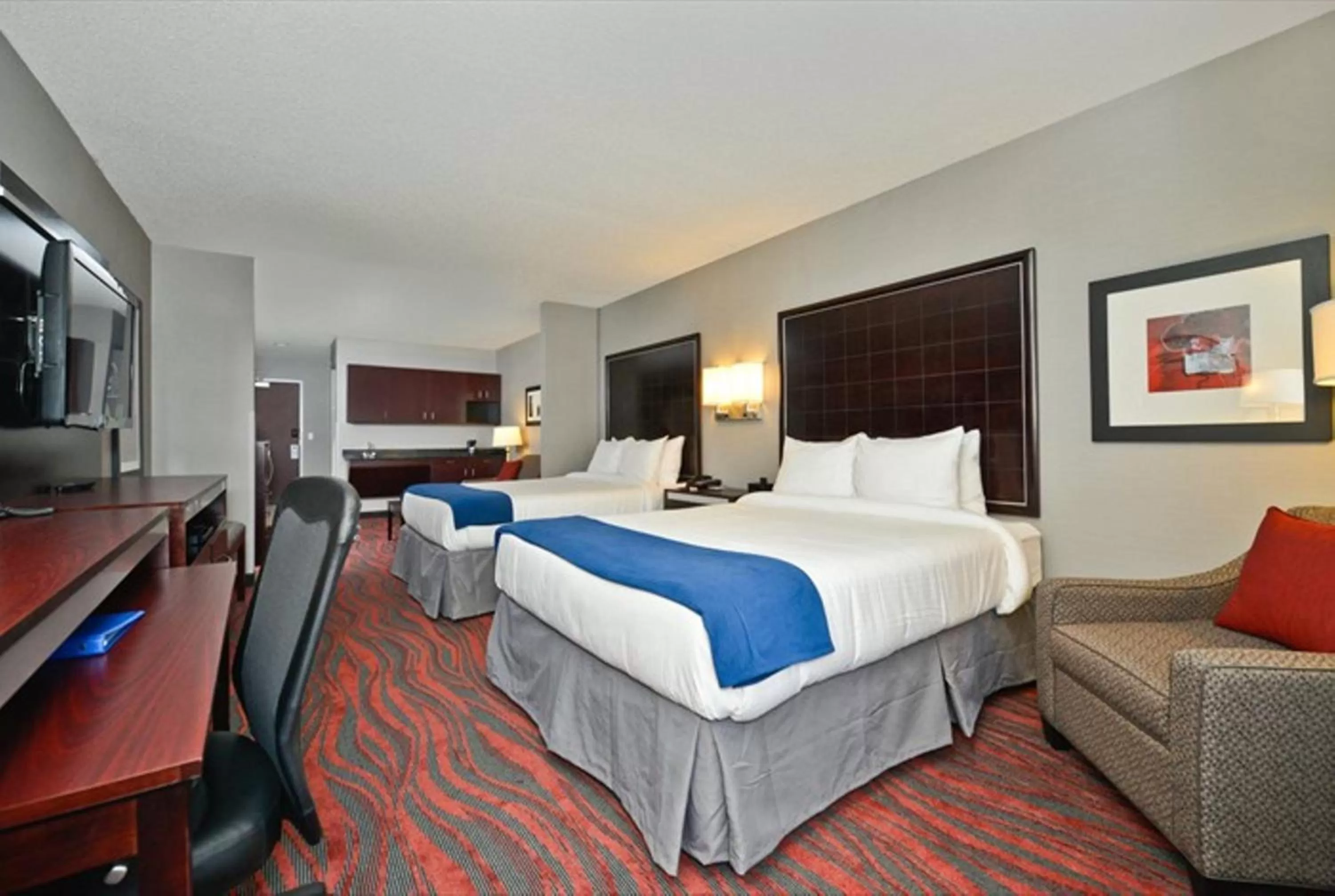 Bedroom, Bed in Holiday Inn Express & Suites Utica by IHG