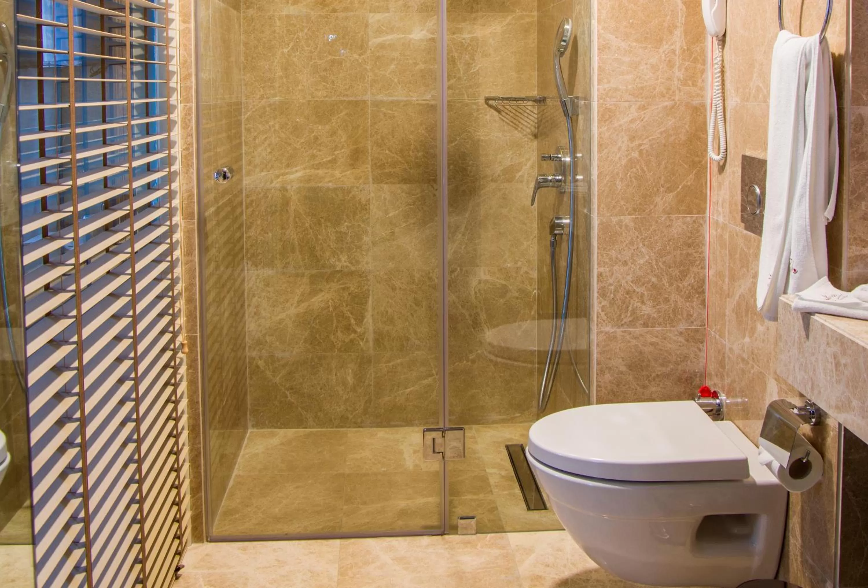 Toilet in Peyk Hotel Oldcity